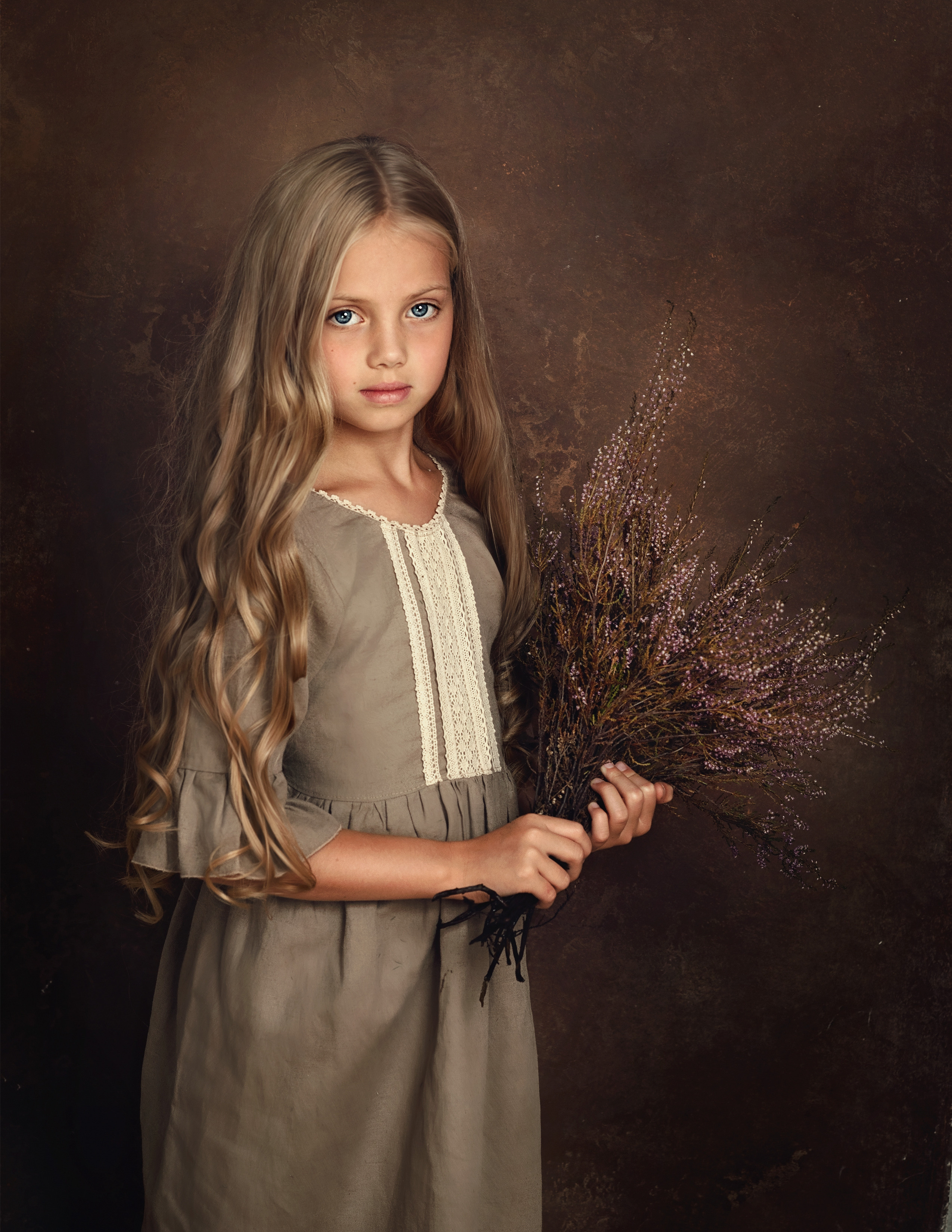 красивая девочка сфотографирована в стиле fine art