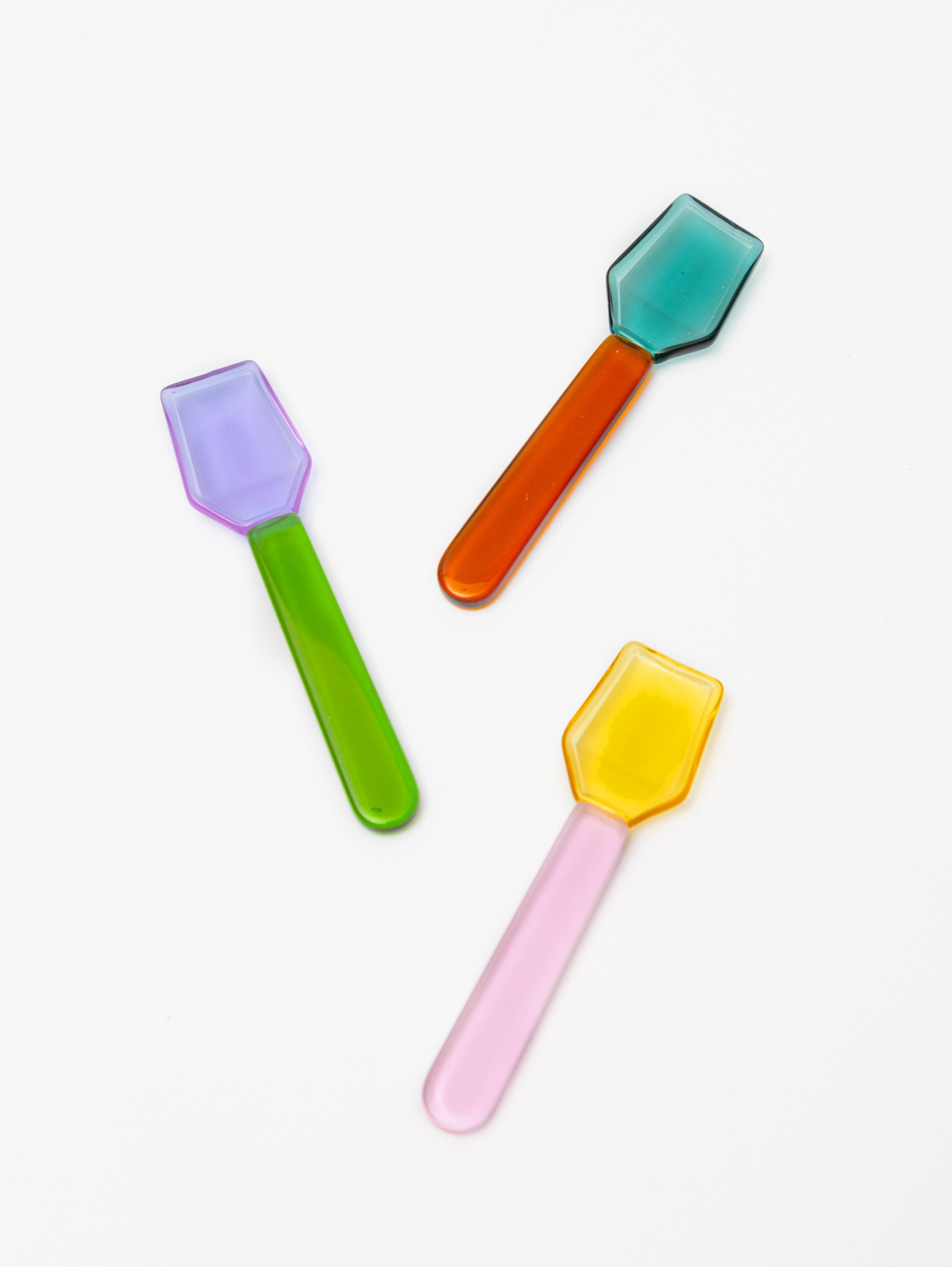 Детальный вид стеклянных десертных ложечек, показывающий их изящный дизайн и прозрачный материал. Съёмка проводилась в Санкт-Петербурге для публикации на маркетплейсе.