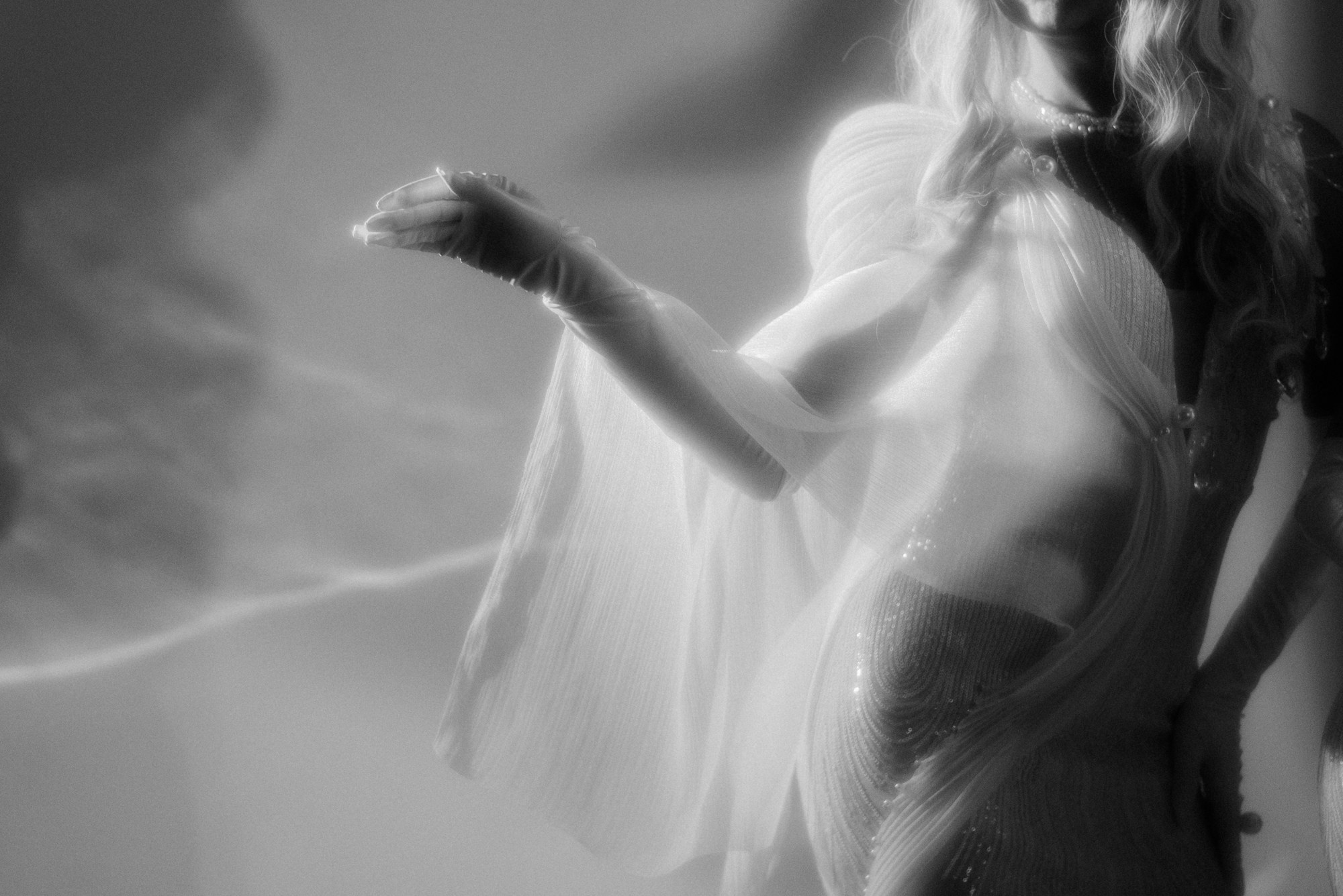 Арт-фотосессия с синим светом на циклораме. Портретный фотограф Тюмень Дарья Мустафина