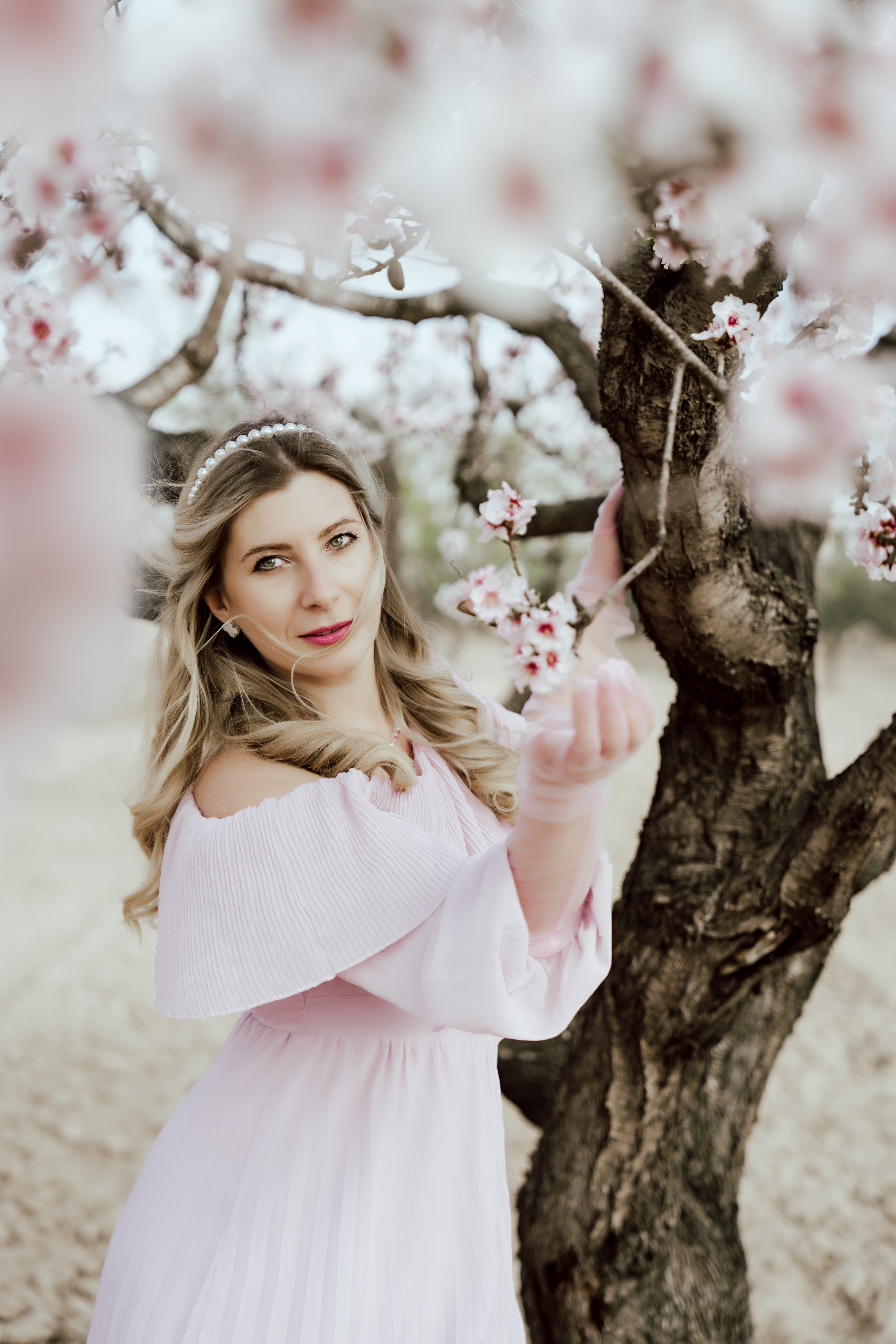 Фотосессия в саду миндаля девушка в миндале
