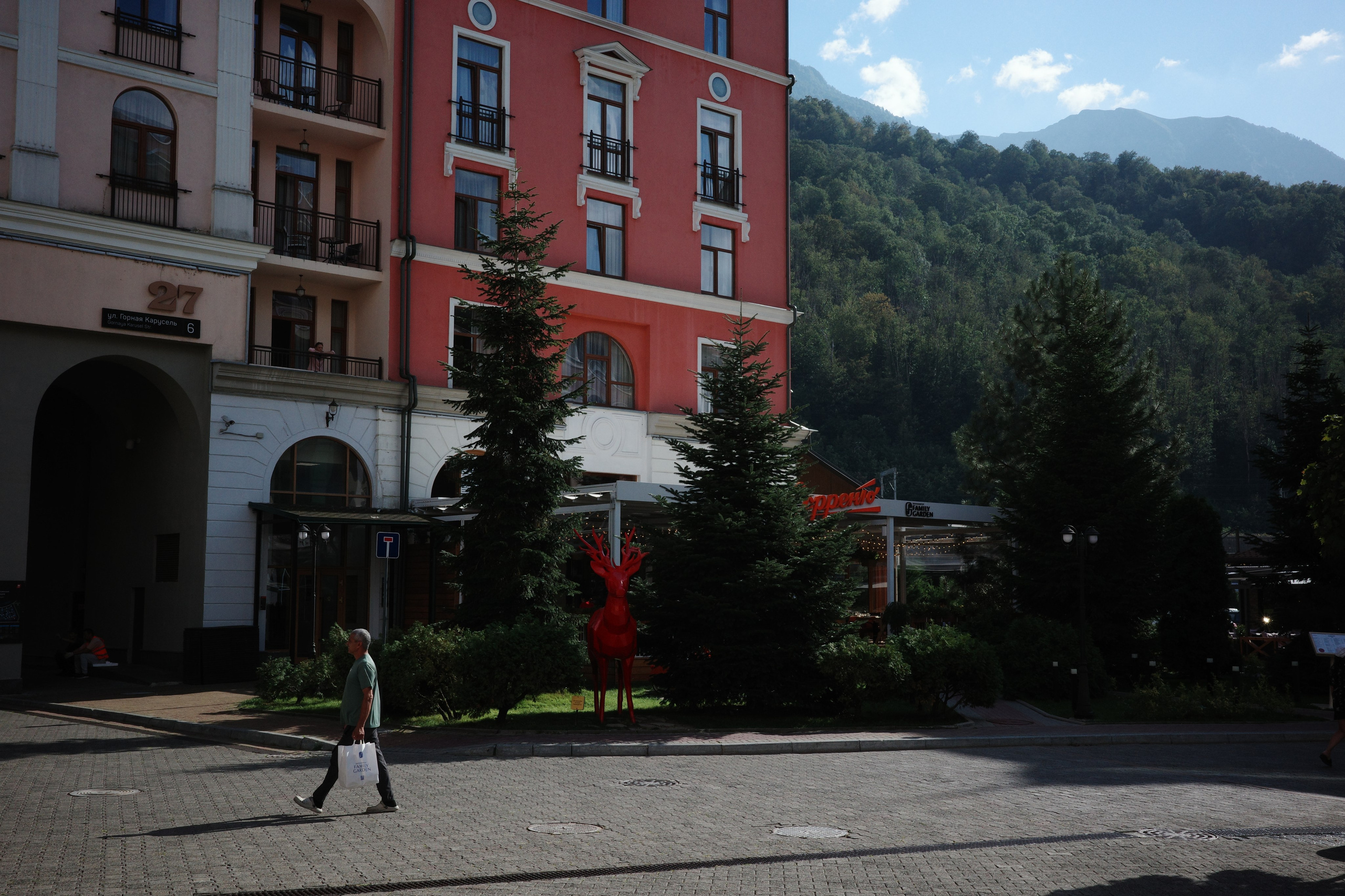 Местная архитектура на фоне гор