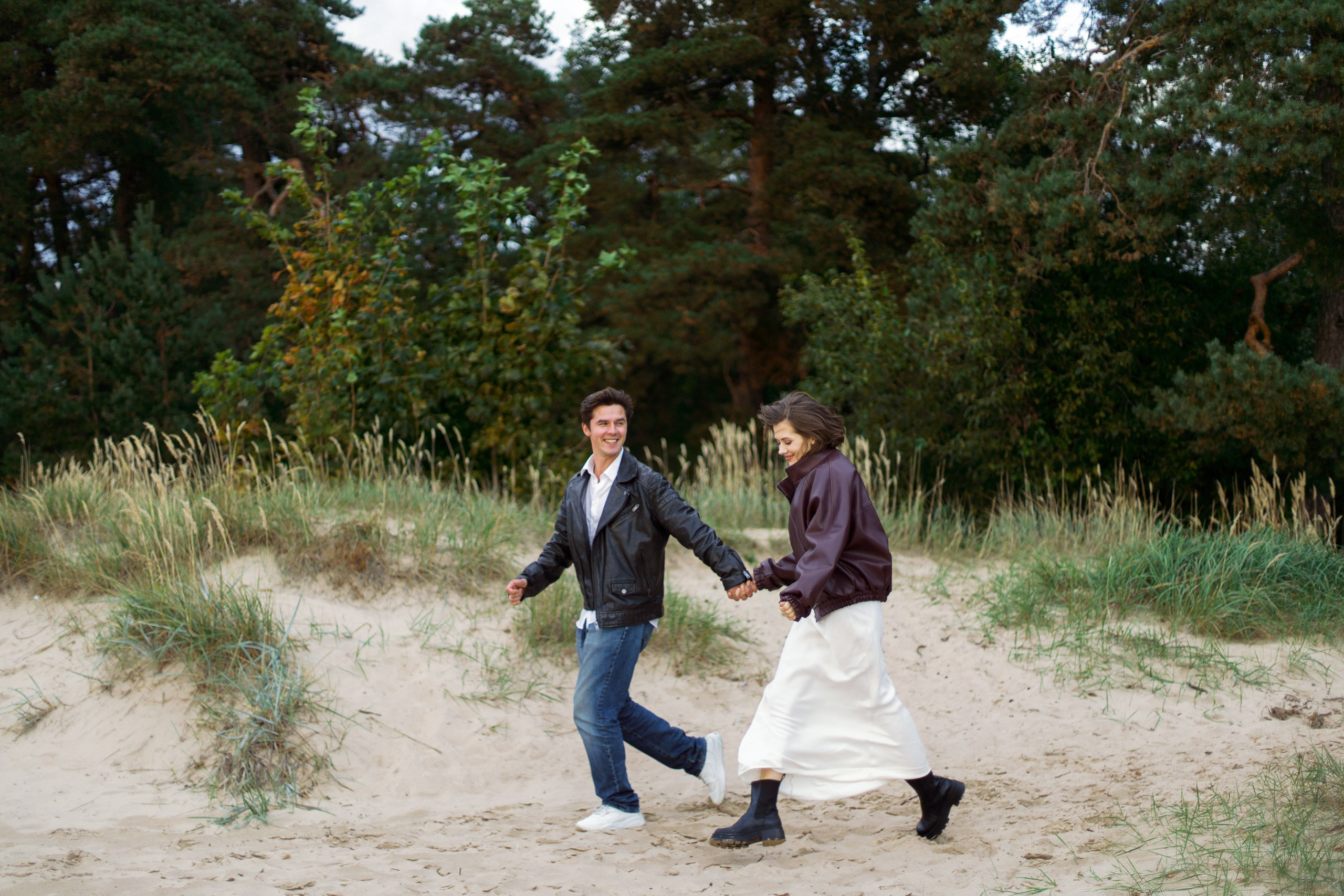 Пара бежит по песку у леса — Love Story у Финского залива, съёмка на природе