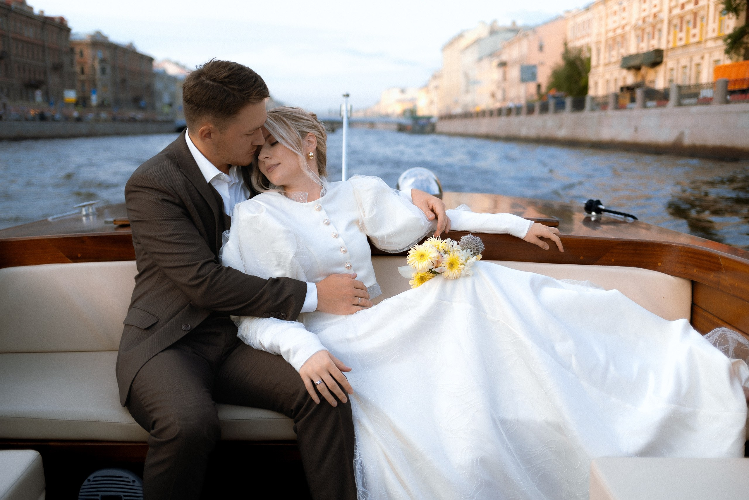 Поцелуй на корме катера — свадебная прогулка по Неве, Санкт-Петербург