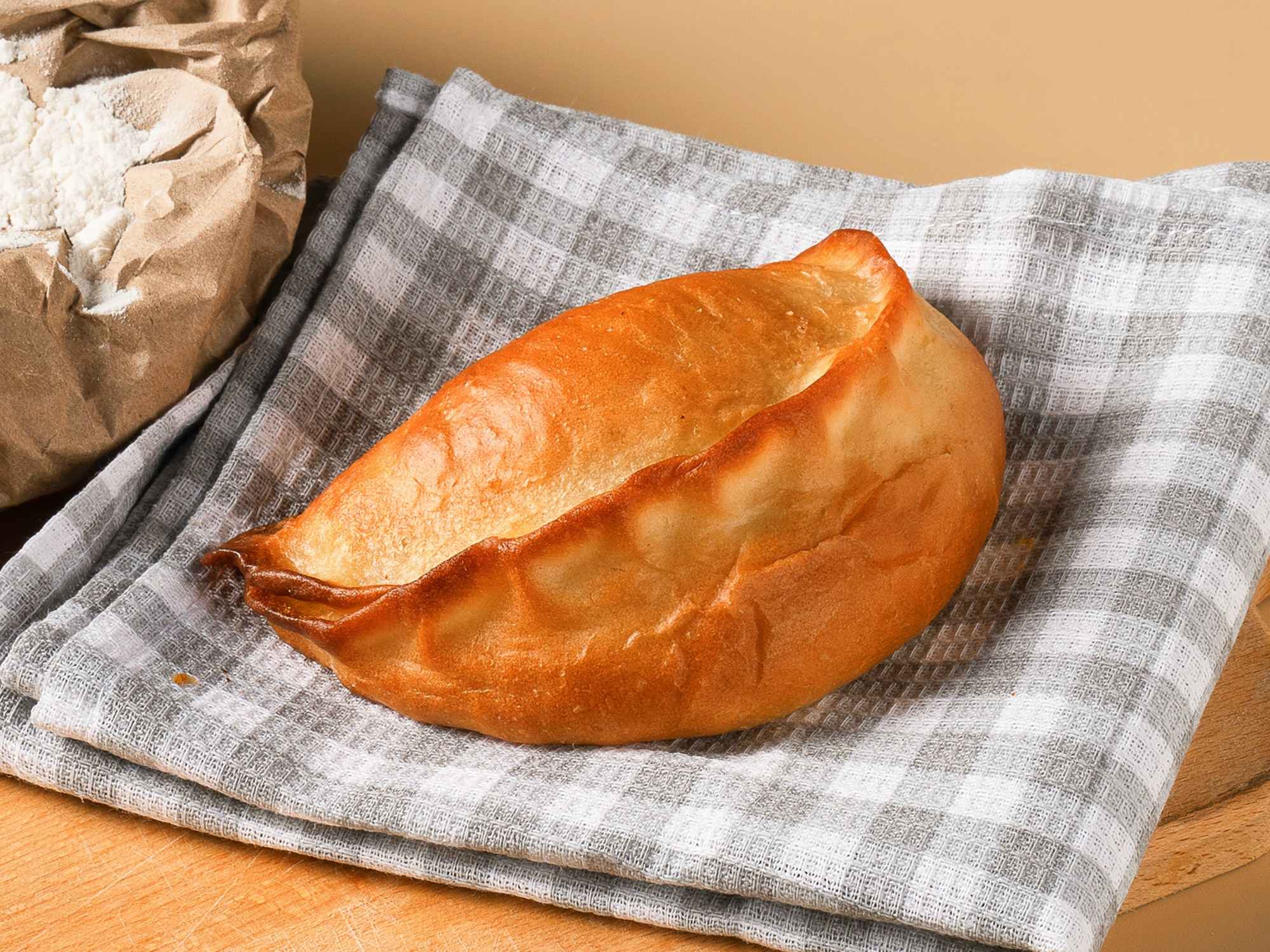 Пирожок на светлом фоне