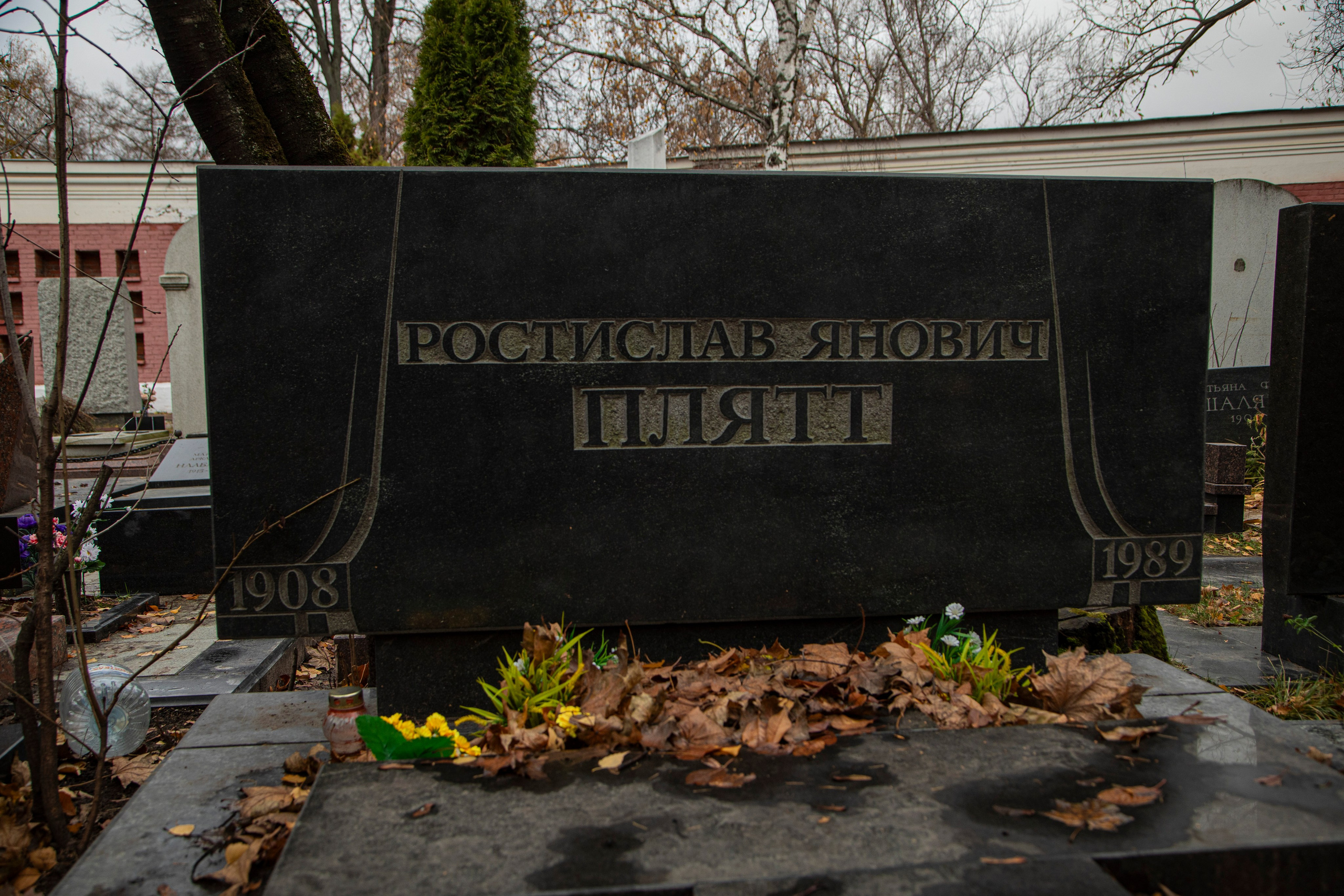 Осенняя прогулка по Новодевичьему кладбищу. Фотограф Сергей Ловкий