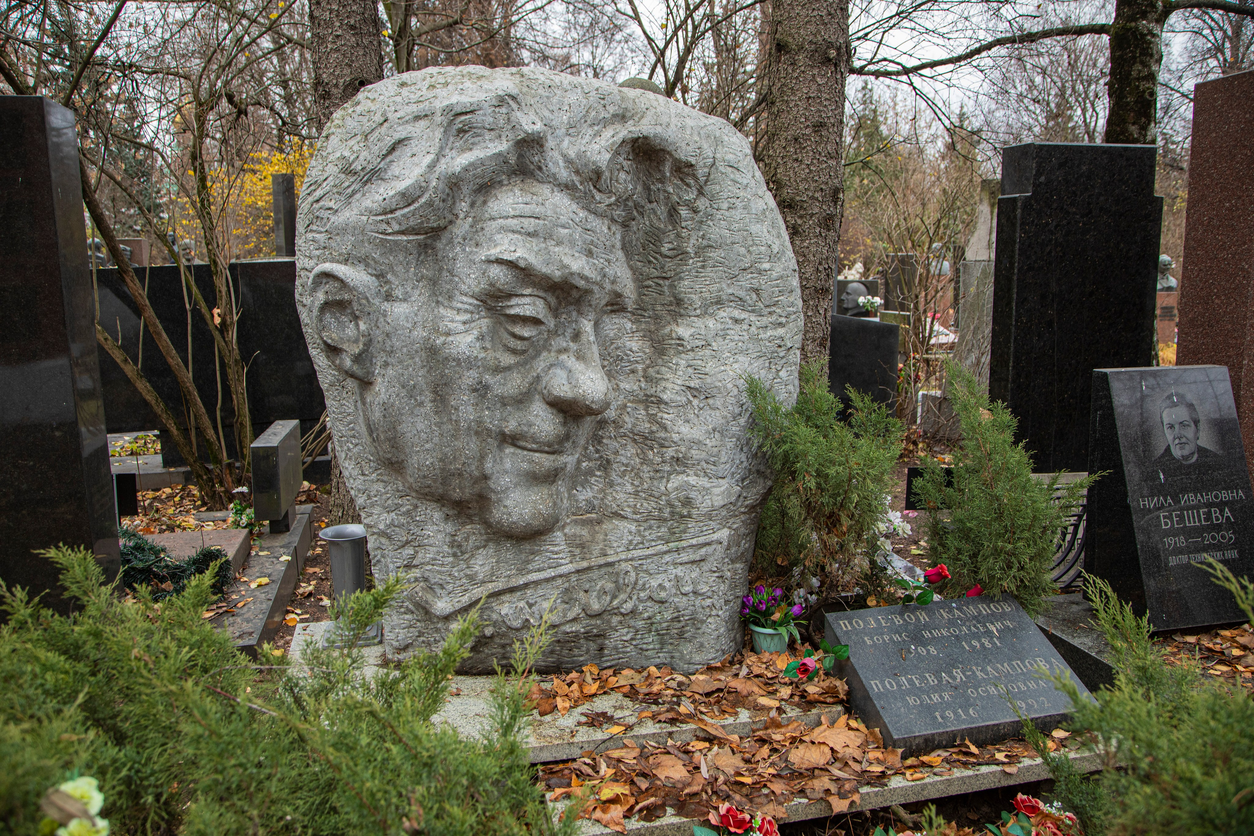 Осенняя прогулка по Новодевичьему кладбищу. Фотограф Сергей Ловкий