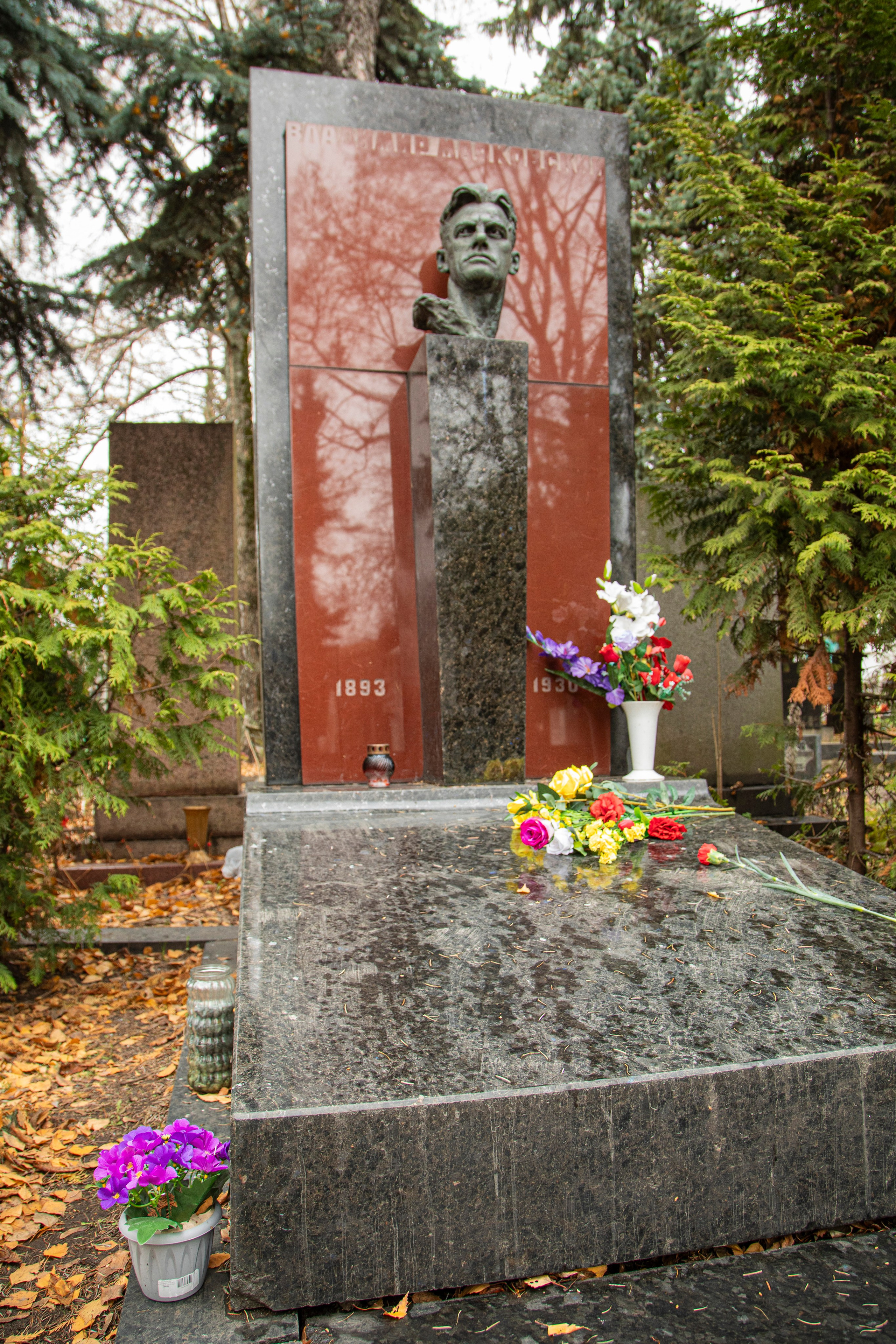 Осенняя прогулка по Новодевичьему кладбищу. Фотограф Сергей Ловкий