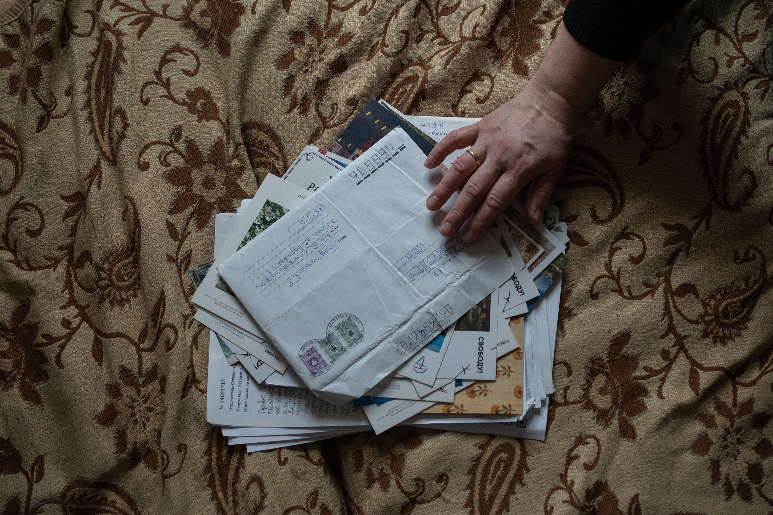 In prison, Dmitry receives many letters from strangers expressing their support for him. Dmitry passes all these letters to his wife Tatiana for safekeeping.