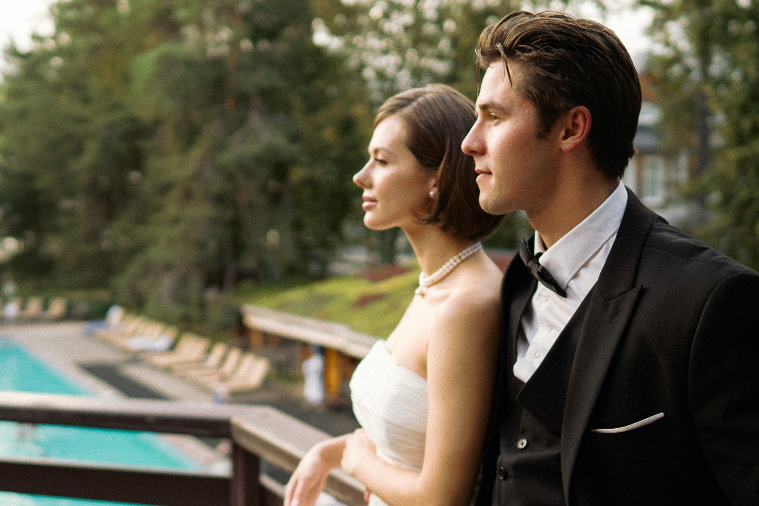 Жених и невеста смотрят вдаль — свадебная прогулка в Петербурге