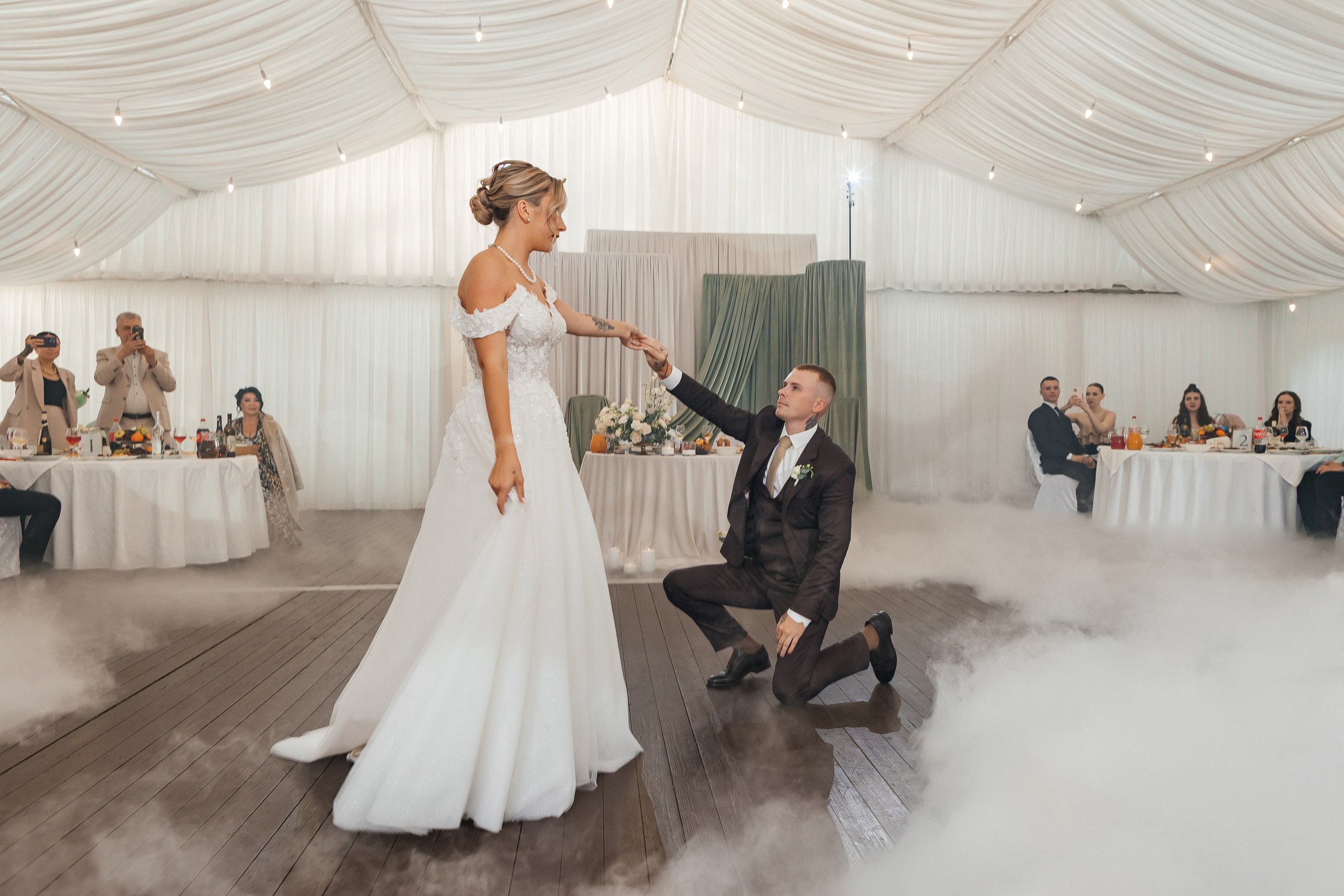 Красивая летняя свадьба в шатре. Олег Сверчков | Свадебный фотограф Вологда