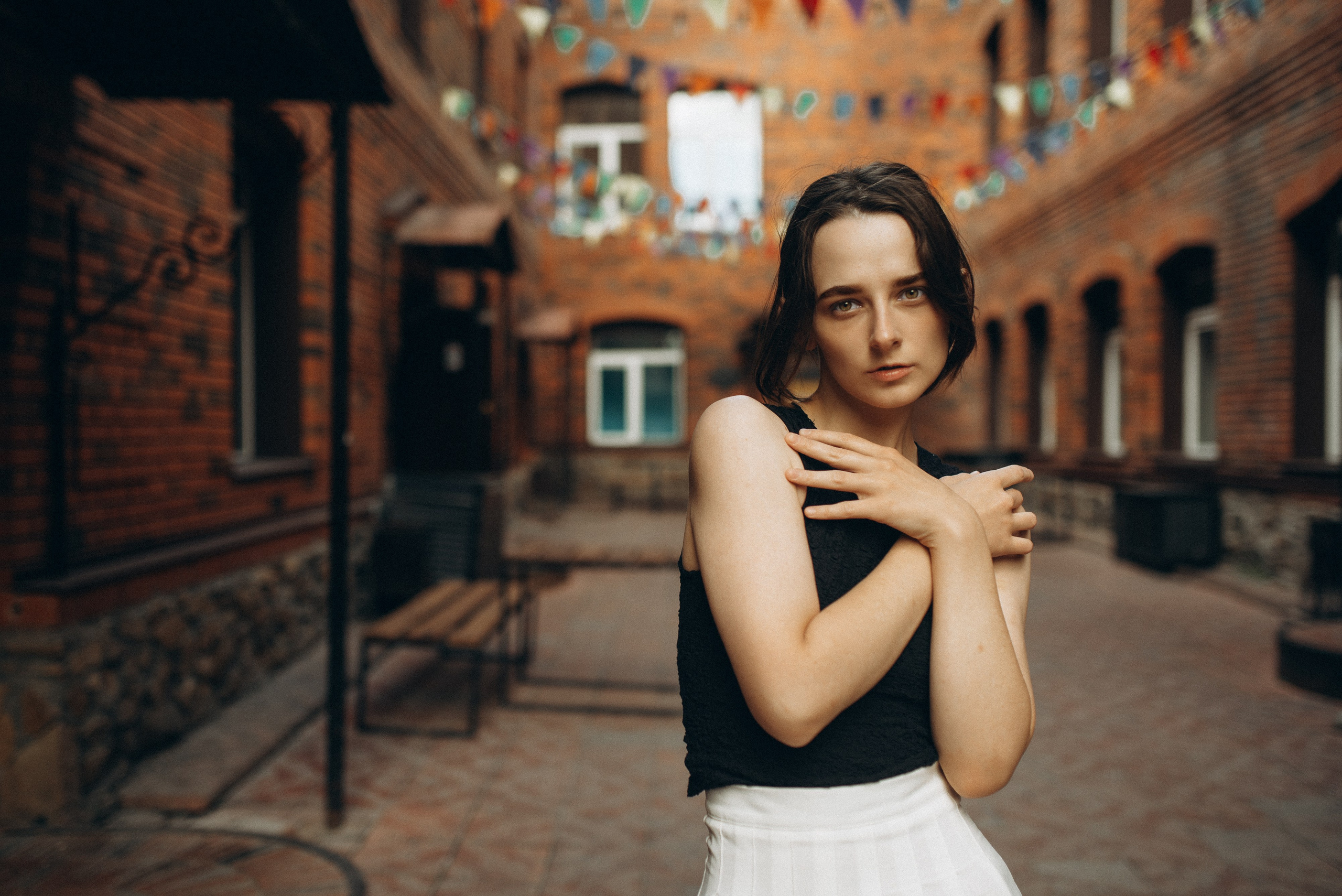 Эстетика теней и света в индустриальном интерьере, женский портрет в стиле минимализм, фотограф Василий Дан, съемка в пространстве лофт с кирпичными стенами. Фотосессия в Новосибирске. 4.