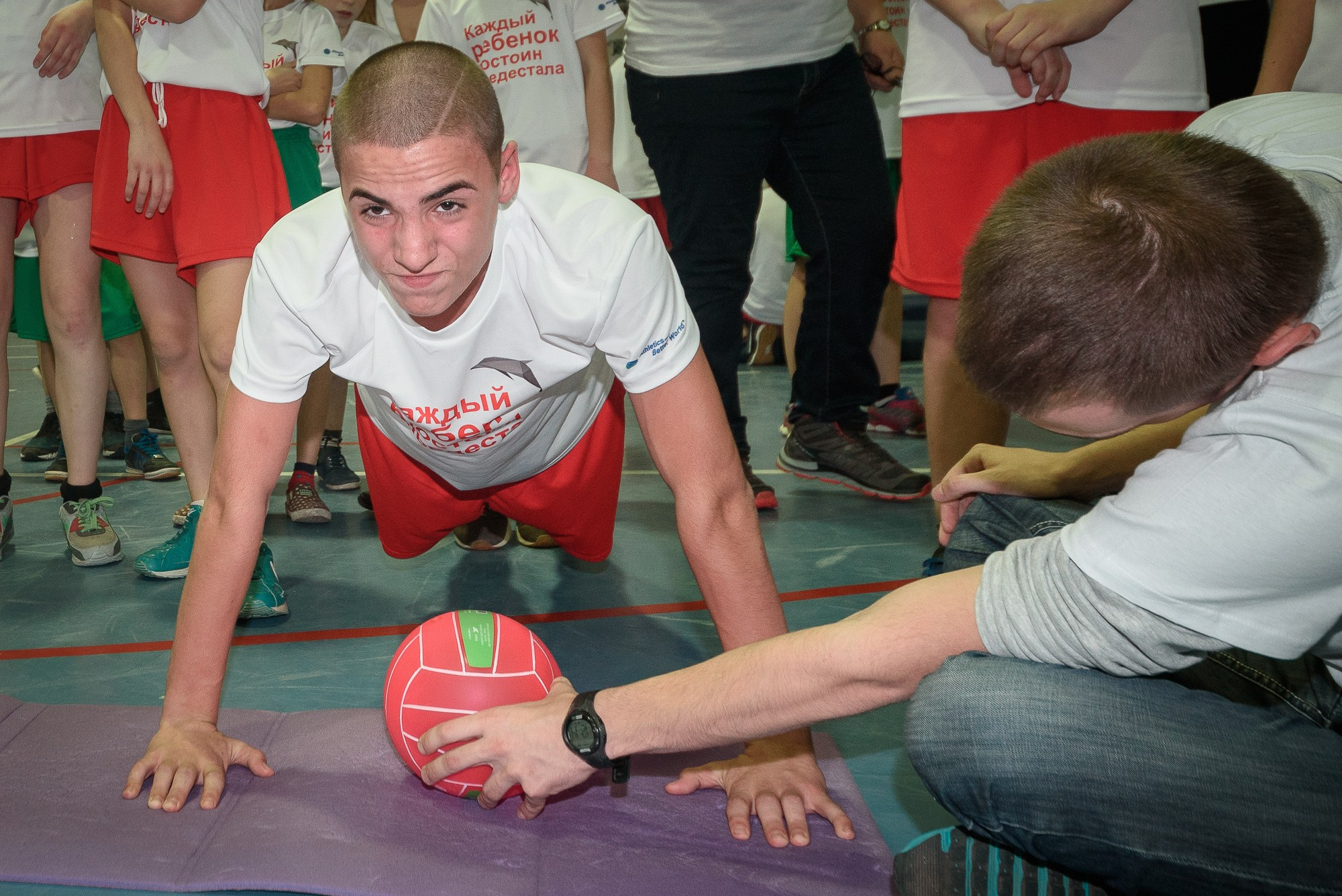 Спортсмен сдаёт норматив по отжиманиям