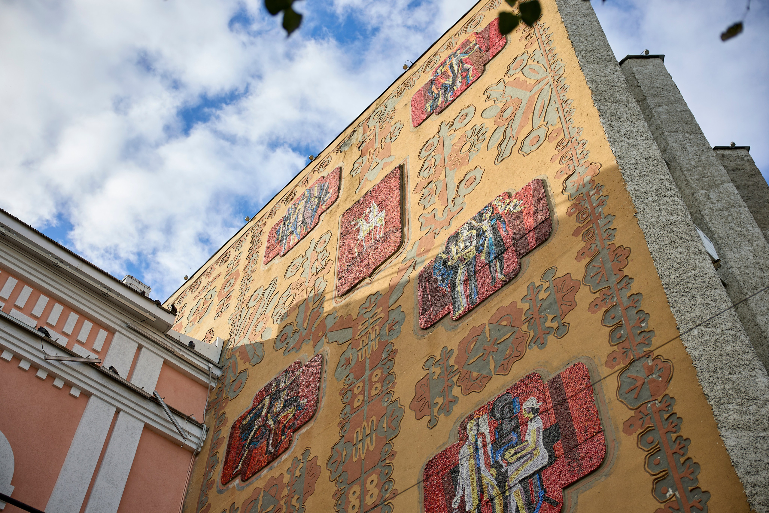 Добро пожаловать в древний Елец — город-крепость, основанный в XII веке, веками защищавший южные рубежи России. Сегодня он славится не только историей, но и культурными событиями, такими как фестиваль «Антоновские яблоки». Этот праздник посвящен творчеству великого русского писателя Ивана Бунина, чьи детские годы прошли в Ельце.Фестиваль «Антоновские яблоки» — это путешествие во времени. Город превращается в бунинскую Россию: на улицах гуляют дамы, гимназисты, купцы, а аромат антоновских яблок и яблочных угощений наполняет воздух.Великокняжеская церковь. Её уникальный хрустальный крест когда-то светился изнутри и сверкал на солнце, создавая неповторимое зрелище.🏛️ Главная духовная жемчужина города — Вознесенский собор, построенный по проекту архитектора Храма Христа Спасителя. Его мощь и величие впечатляют каждого.В каждом городе есть свой «Арбат». Прогуляйтесь по улице Мира (бывшей Торговой) — сердцу купеческого Ельца. Здесь сохранилась атмосфера XIX века. Вы увидите дом-музей Ивана Бунина, где погрузитесь в эпоху писателя.#dzvlog #dzen13 #top #желтаяшапочкаdz #тревел #елец #топ #антоновскиеяблоки