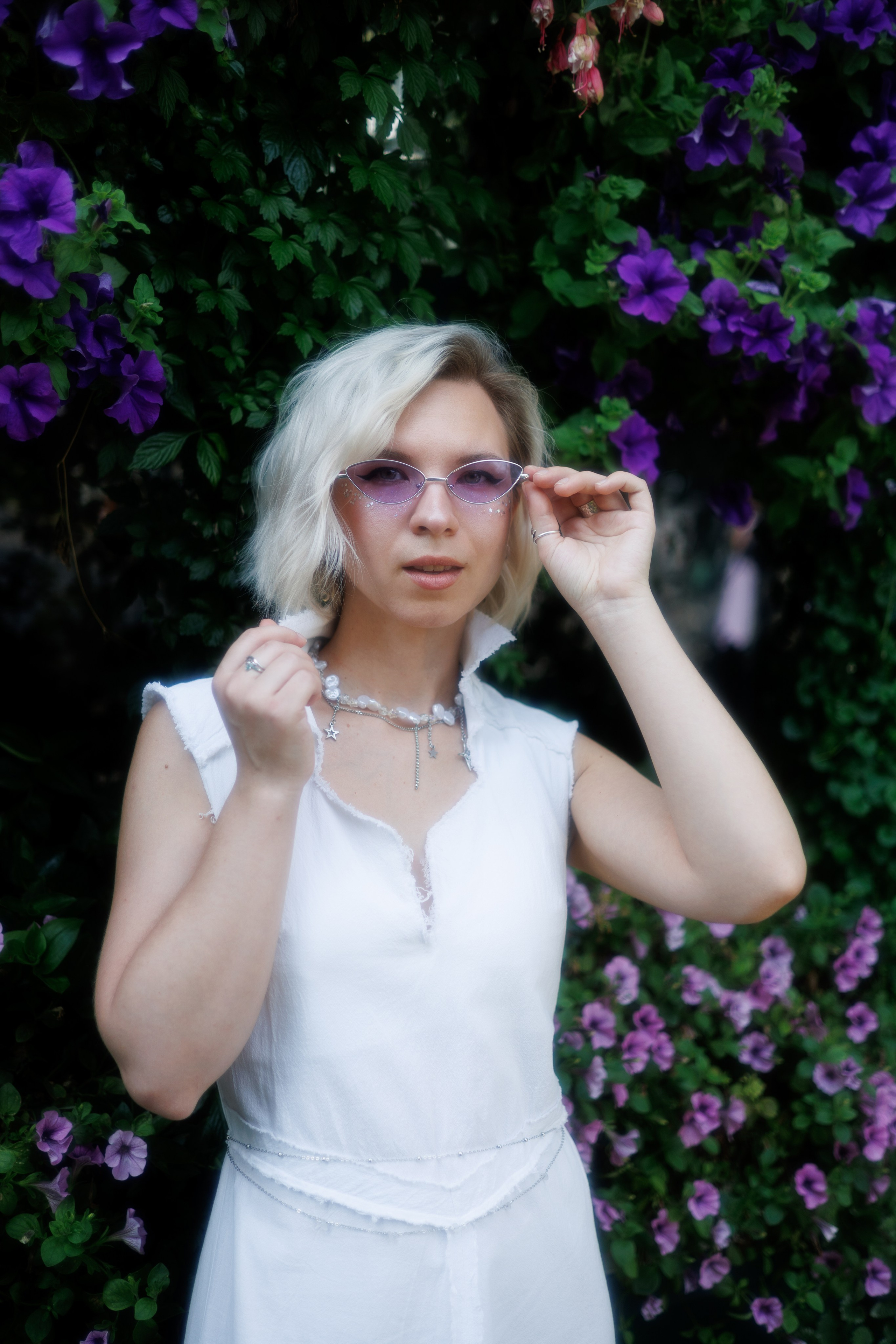 прогулочная фотосессия для девушки с цветами в москве