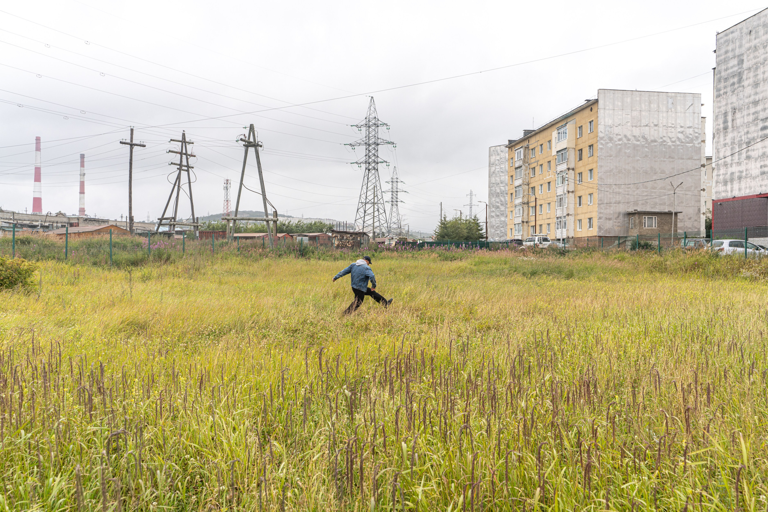 Отец на заросшем футбольном поле, где он играл в детстве. Он не был здесь почти 30 лет и это возвращение стало для него невероятным событием, сталкивающим реальный ландшафт с городом из памяти.