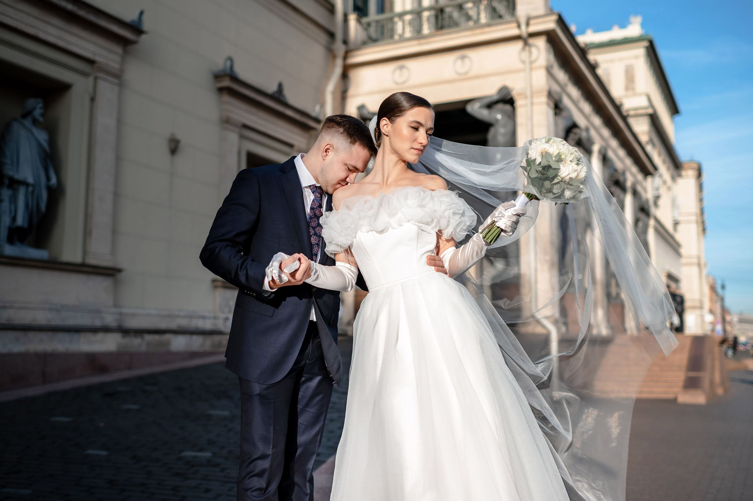 Осенняя великолепная свадебная прогулка жениха и невесты в октябре в Санкт-Петербурге в Михайловском парке и у Атлантов на Миллионной улице. Портретный, семейный и свадебный фотограф в Санкт-Петербурге и в Пушкине Ширяев Денис