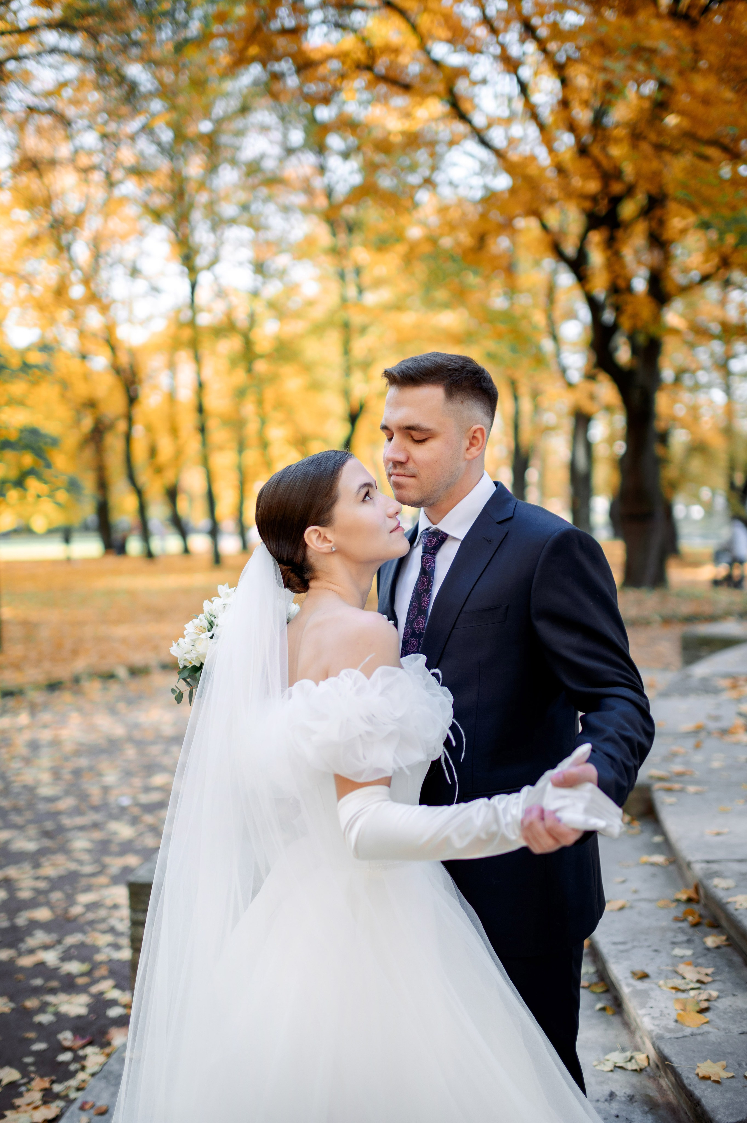 Осенняя великолепная свадебная прогулка жениха и невесты в октябре в Санкт-Петербурге в Михайловском парке и у Атлантов на Миллионной улице. Портретный, семейный и свадебный фотограф в Санкт-Петербурге и в Пушкине Ширяев Денис