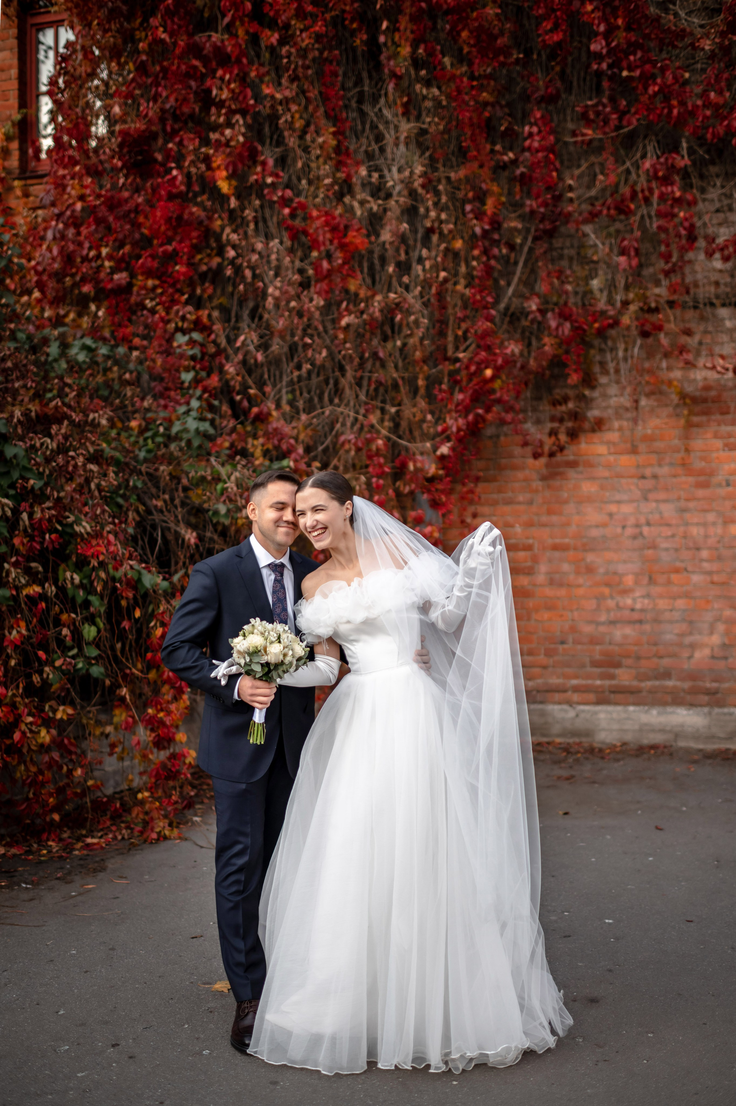 Осенняя великолепная свадебная прогулка жениха и невесты в октябре в Санкт-Петербурге в Михайловском парке и у Атлантов на Миллионной улице. Портретный, семейный и свадебный фотограф в Санкт-Петербурге и в Пушкине Ширяев Денис