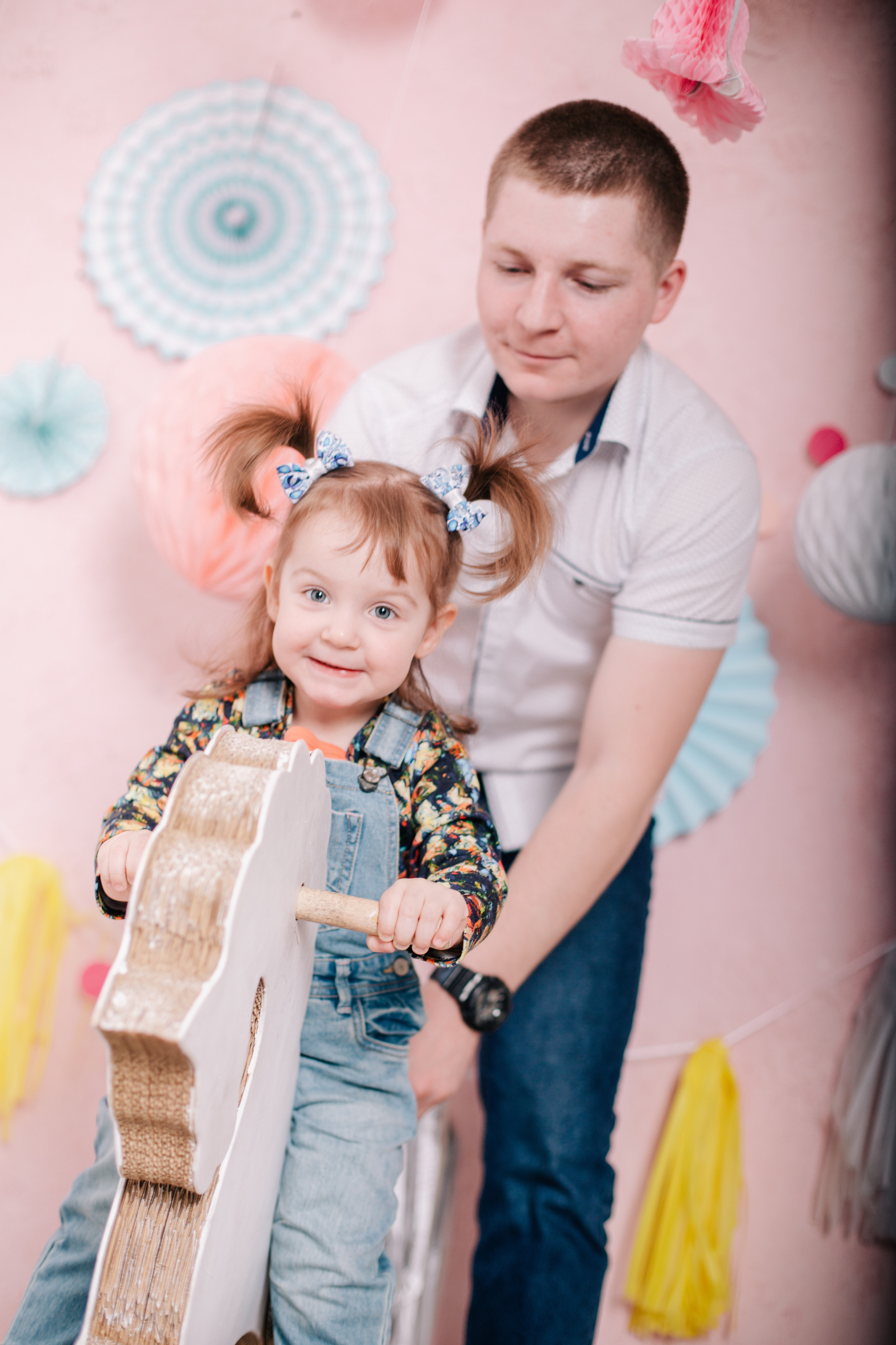 Папа и дочь на лошадке