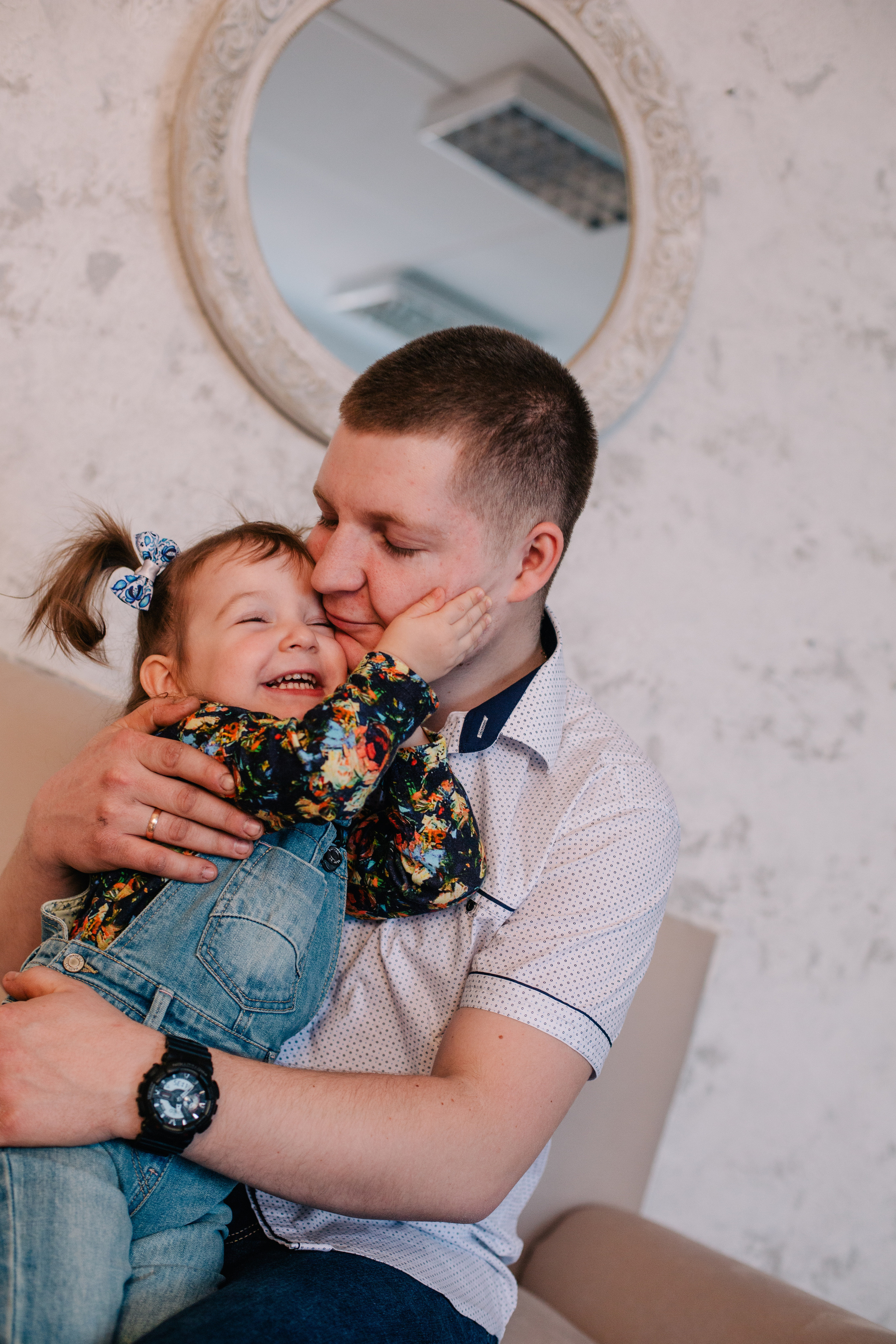 Дурачатся Папа и дочь