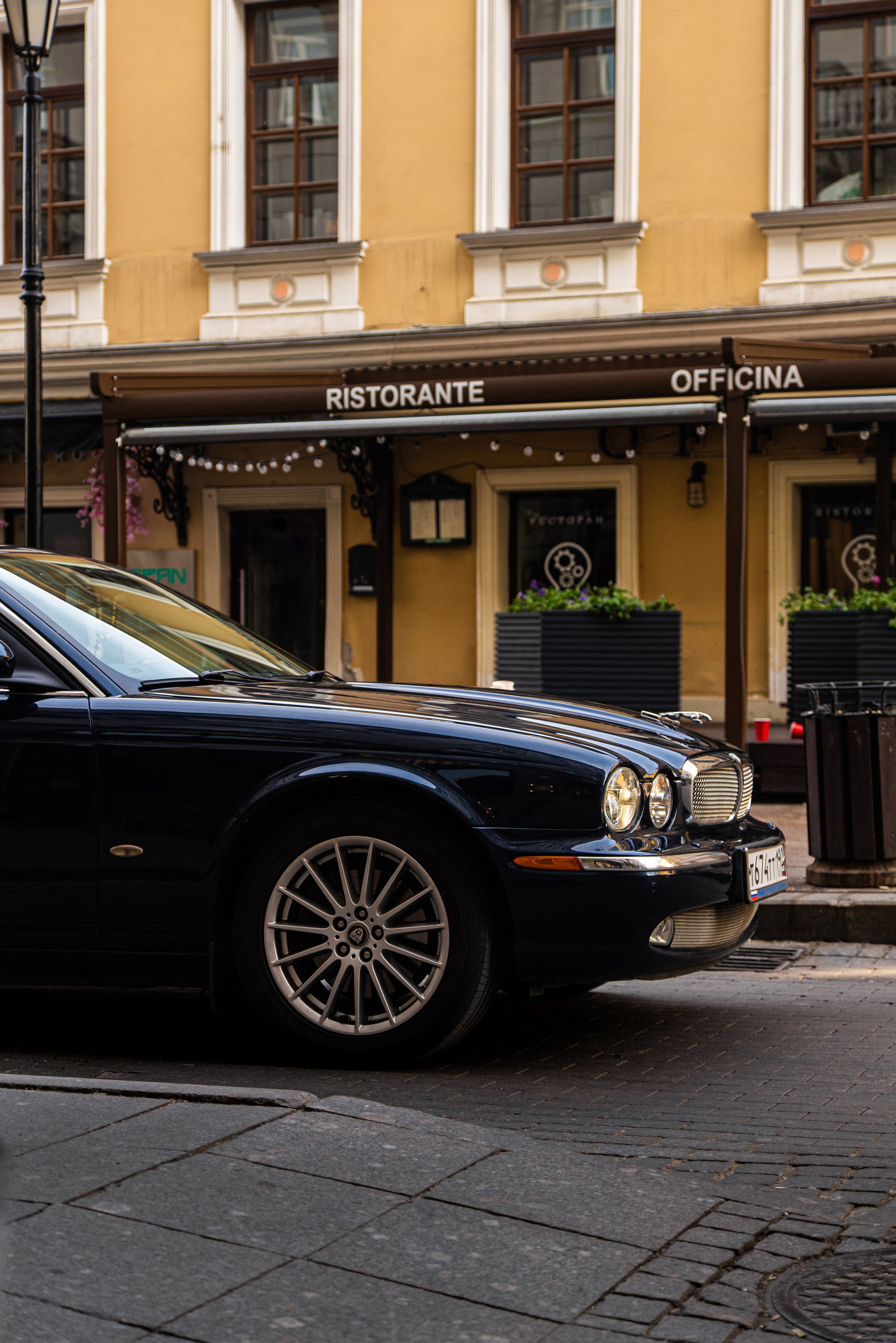 Фотосъемка машины в Москве возле дома с Атлантами. Жуков Илья свадебный фотограф в Москве