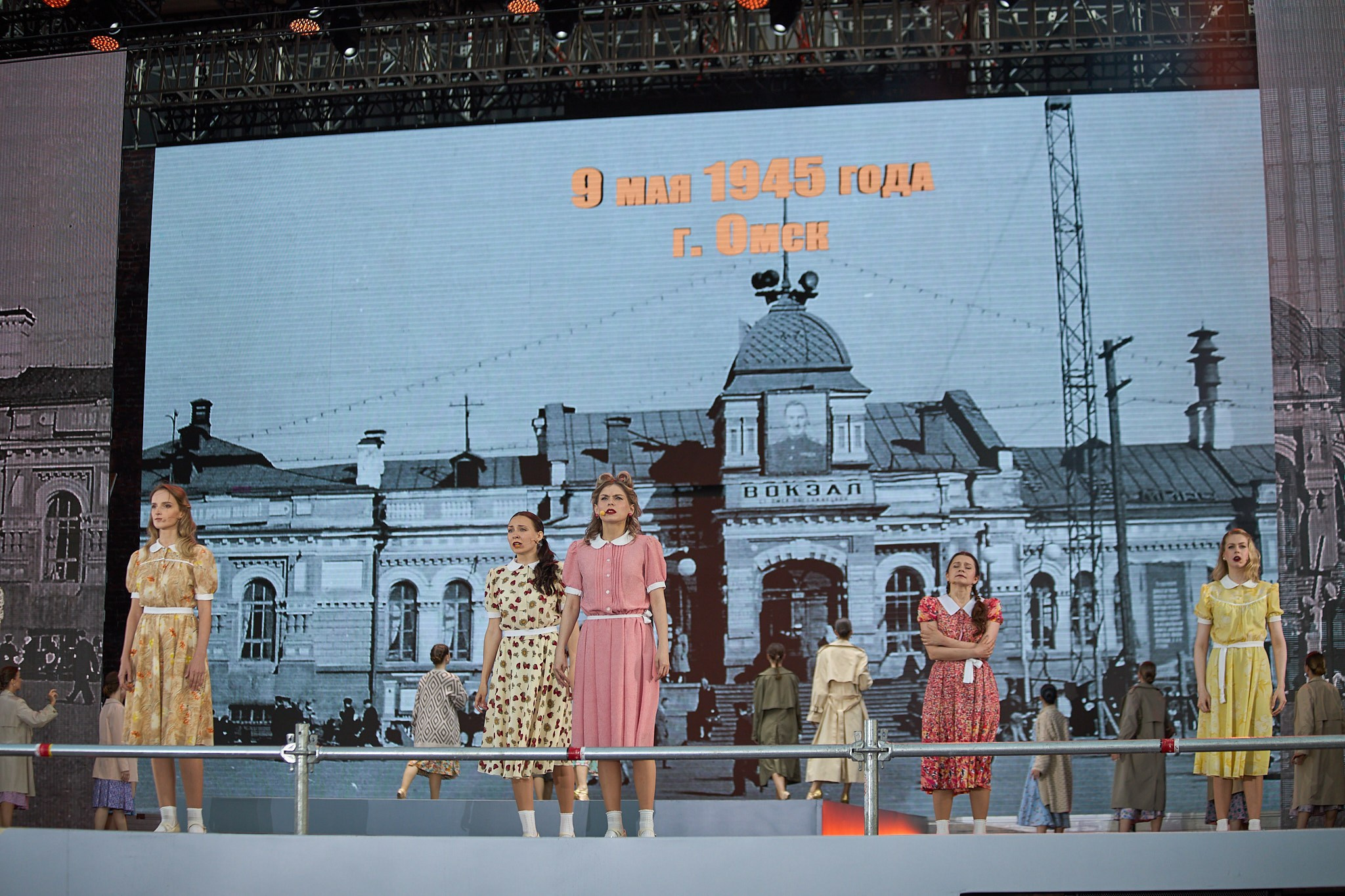 Концерт 9 мая 2025 года на соборной площади. Фотограф Омск | Александр Вандеров