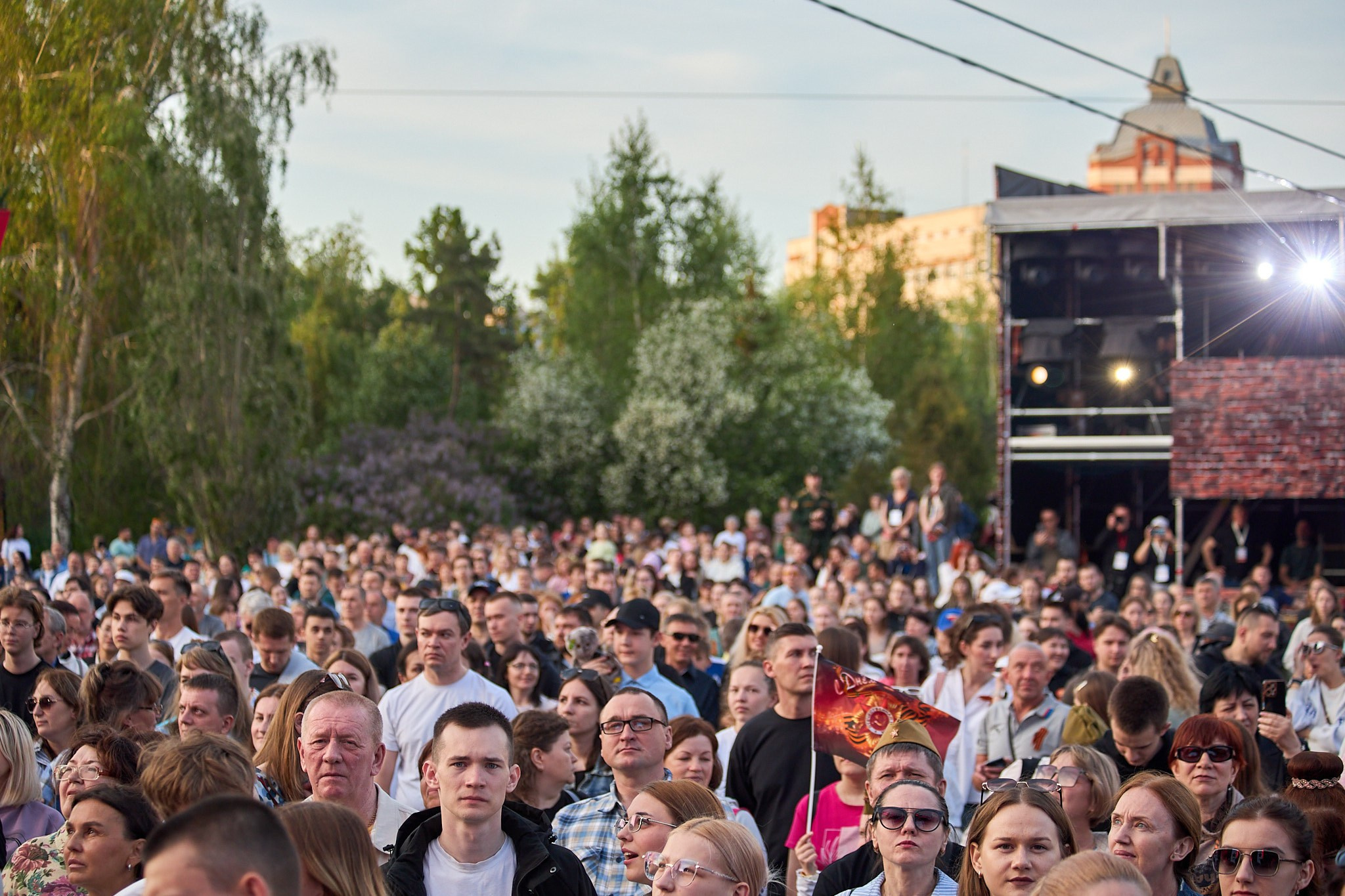 Концерт 9 мая 2025 года на соборной площади. Фотограф Омск | Александр Вандеров