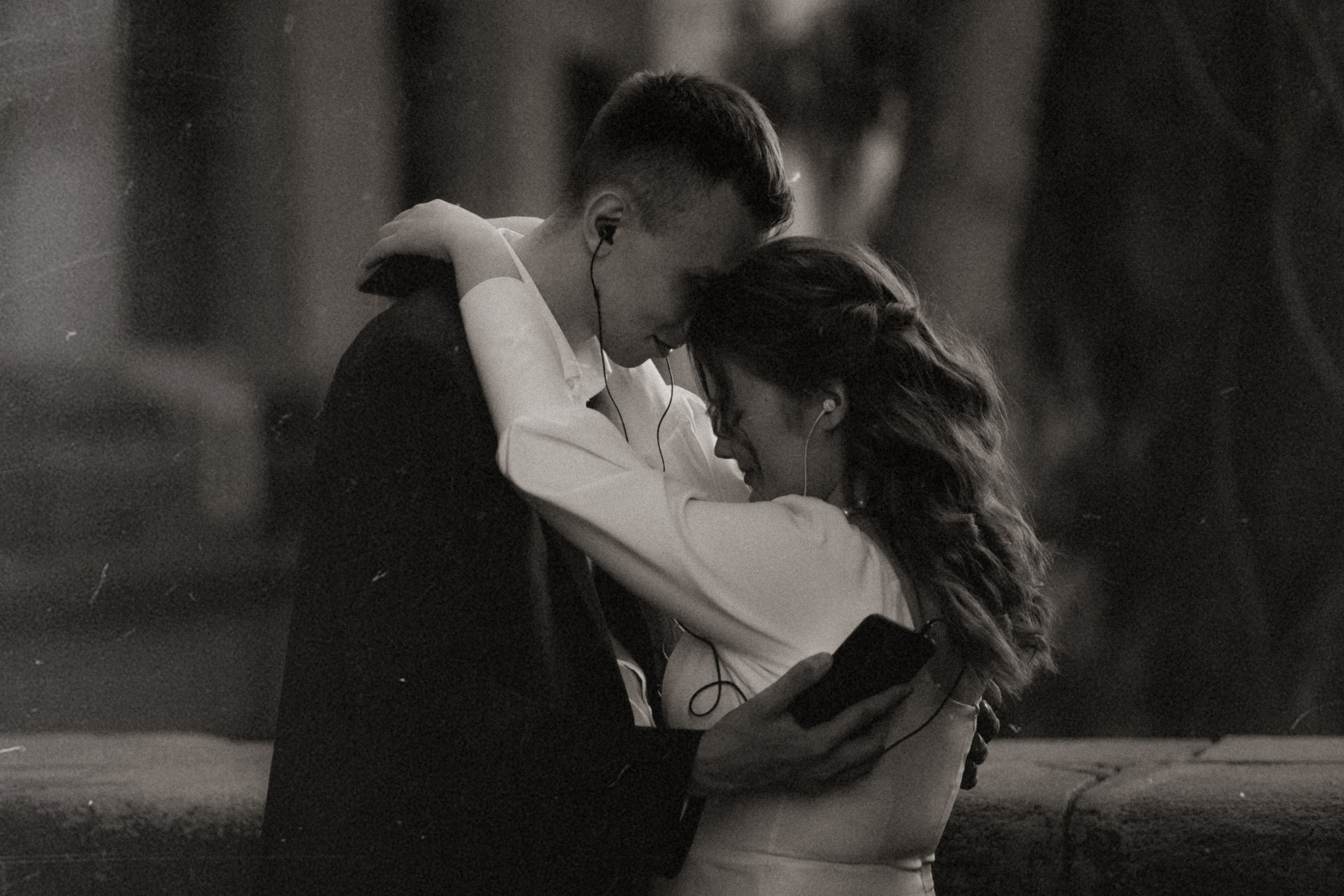 Пара слушает музыку в наушниках и танцует. Love story Екатеринбург