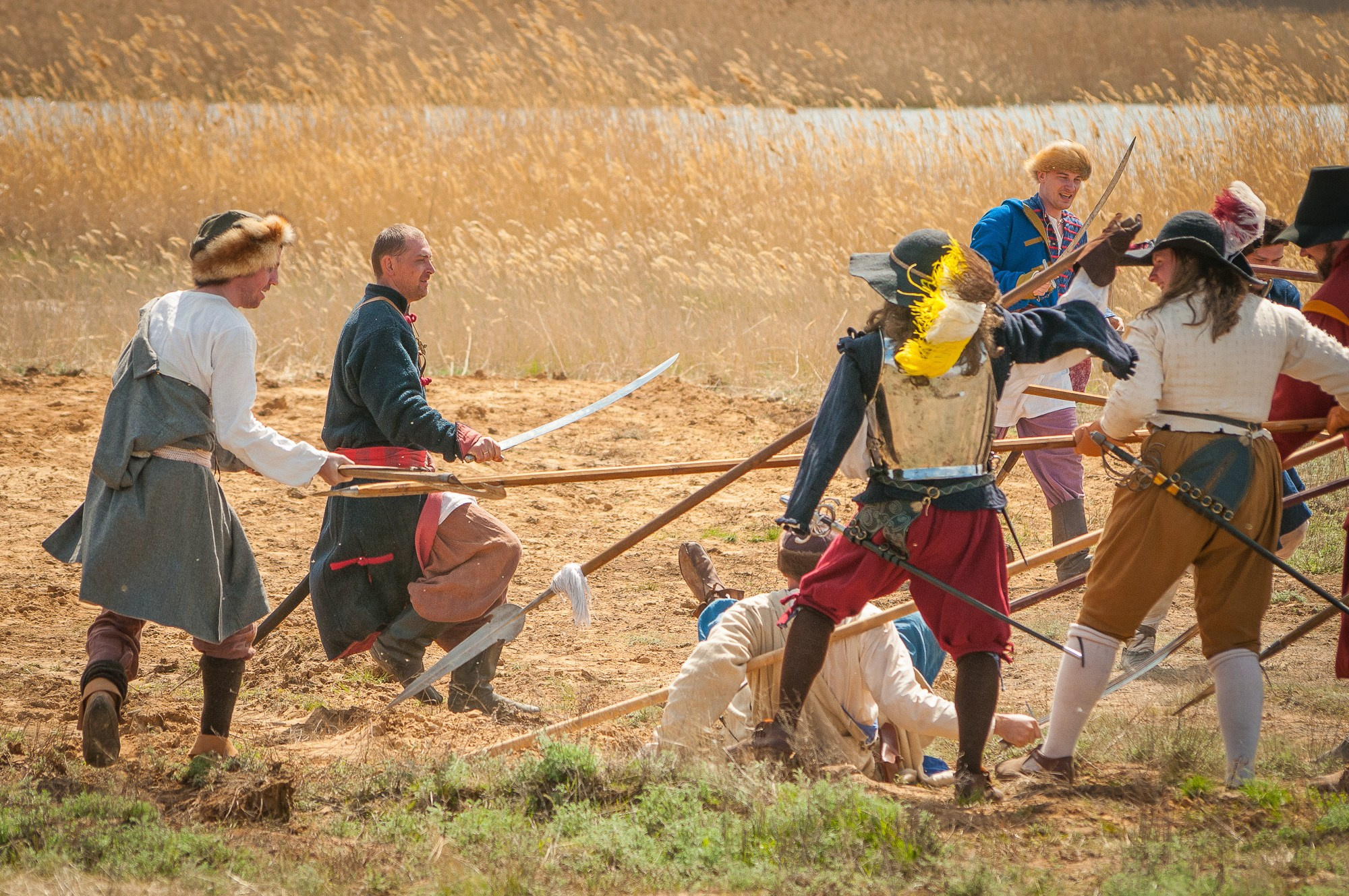 Участники реконструкции сражаются длинными копьями