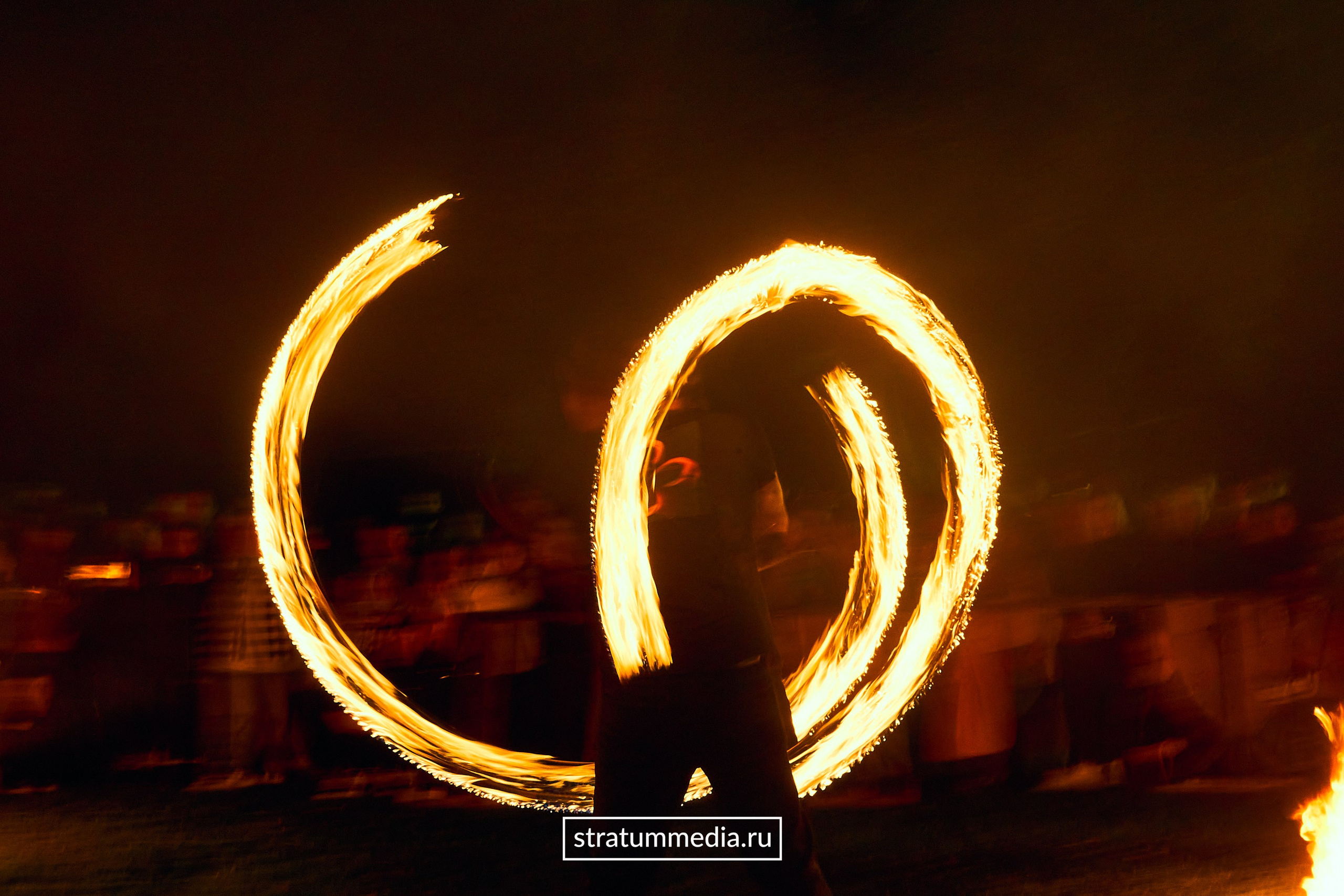 Fire Show at Park. Stratum Media — Фото-Видео Съемки