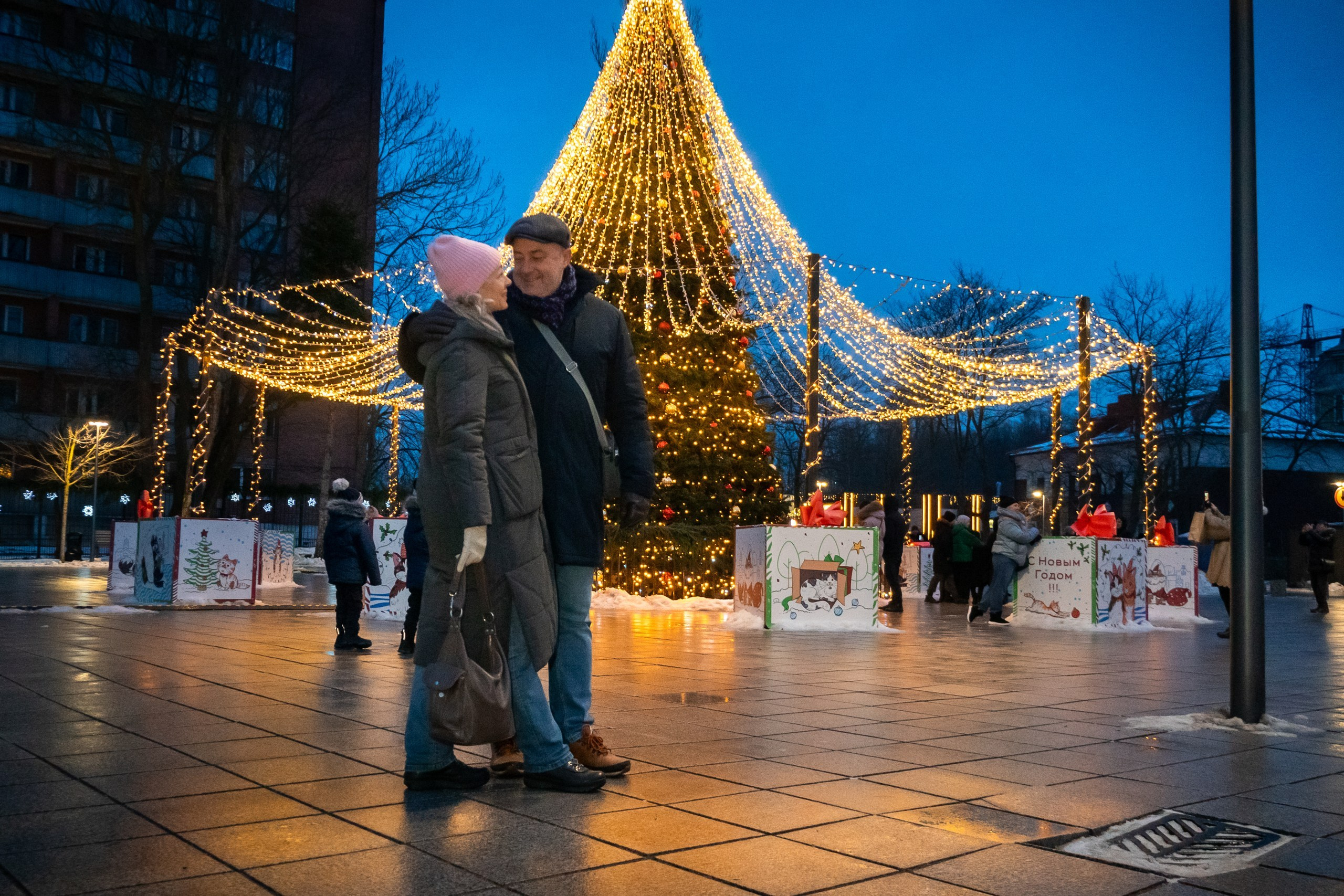 Двое в Новогоднем Зеленоградске. Фотограф Татьяна Рутковская Калининград