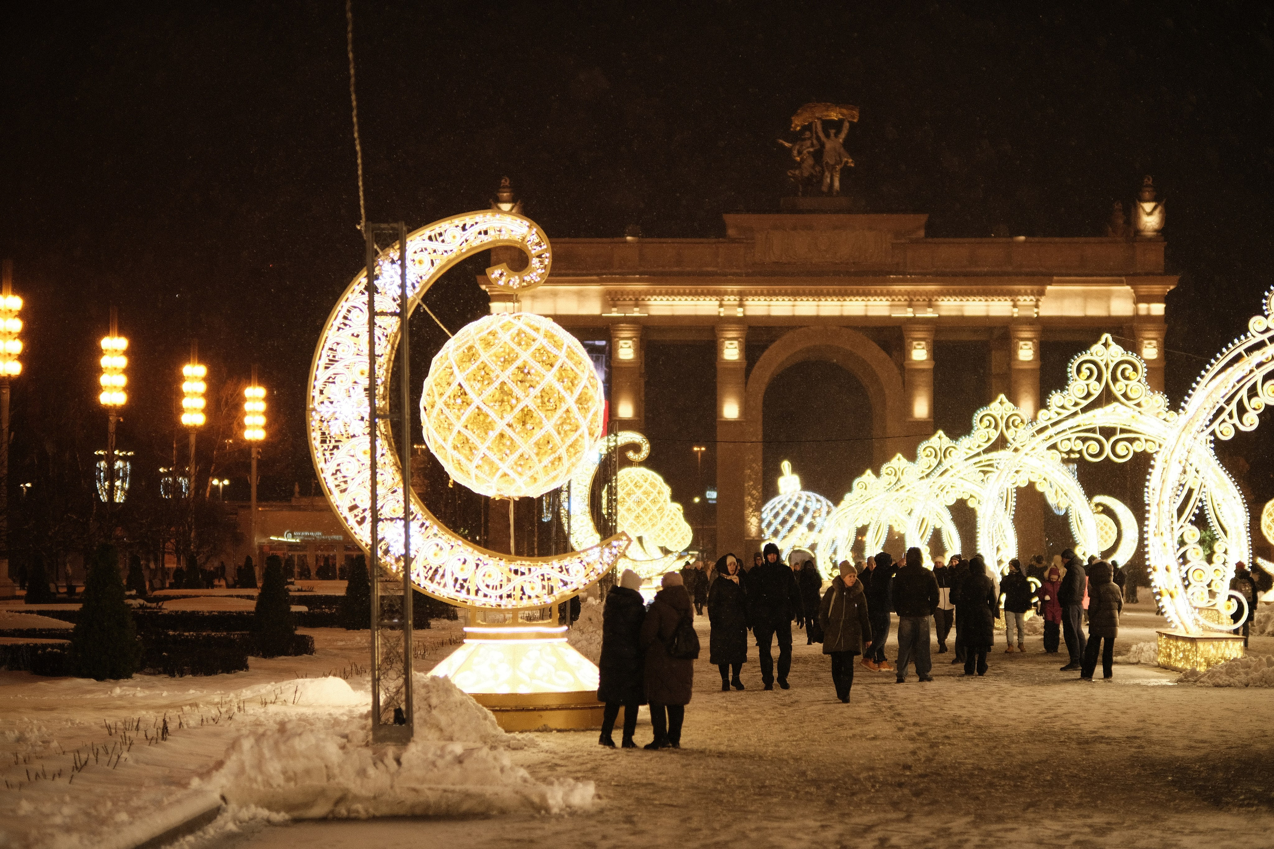 ВДНХ вечером зимой, праздничная иллюминация и новогоднее оформление главного входа