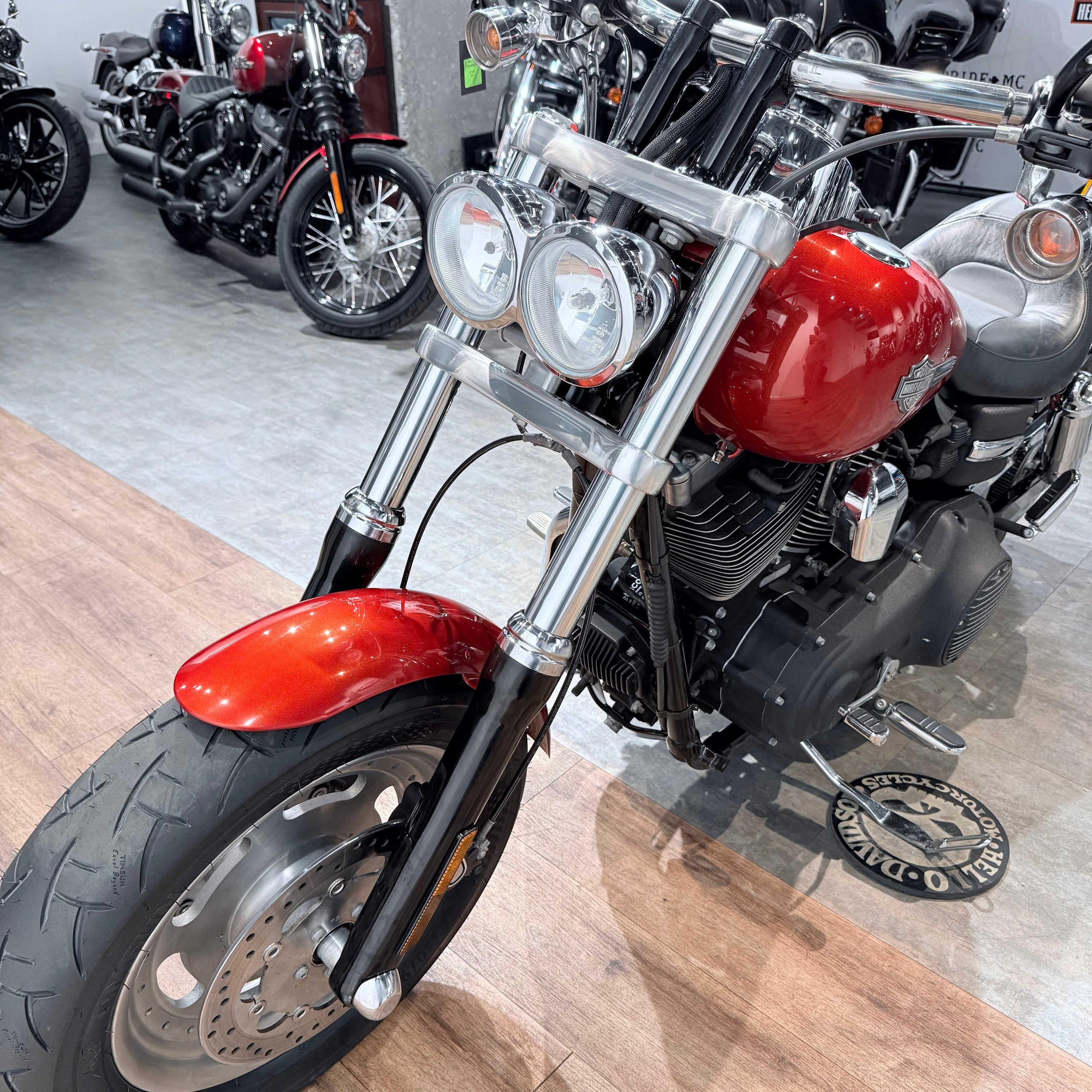 Купить Harley-Davidson 2010 Fat Bob Orаngе Lаva (Touring) — подробнее на сайте. Hello Davidson, Москва. Только хорошие мотоциклы…