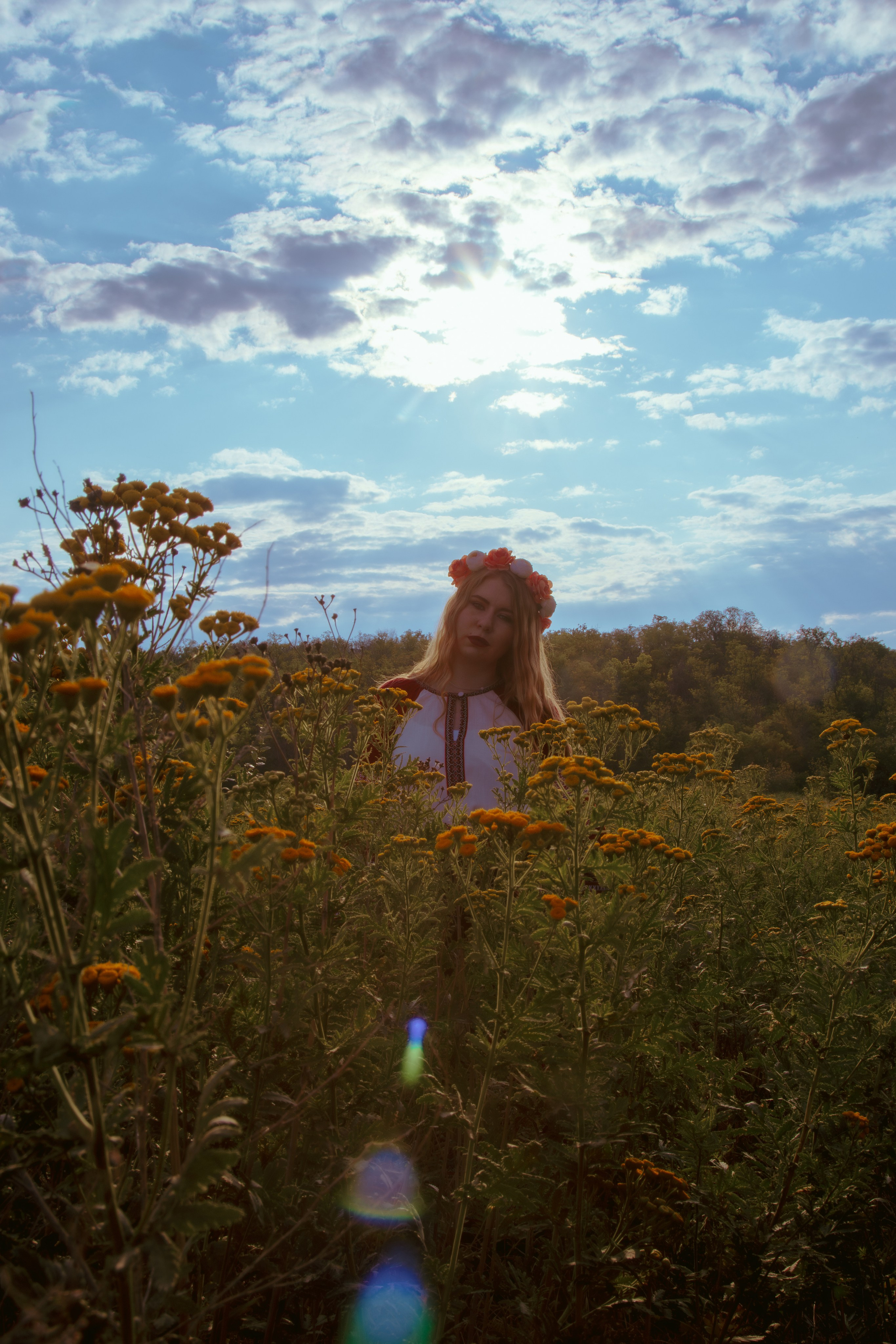 Портрет девушки с венком на голове в русско народном платье