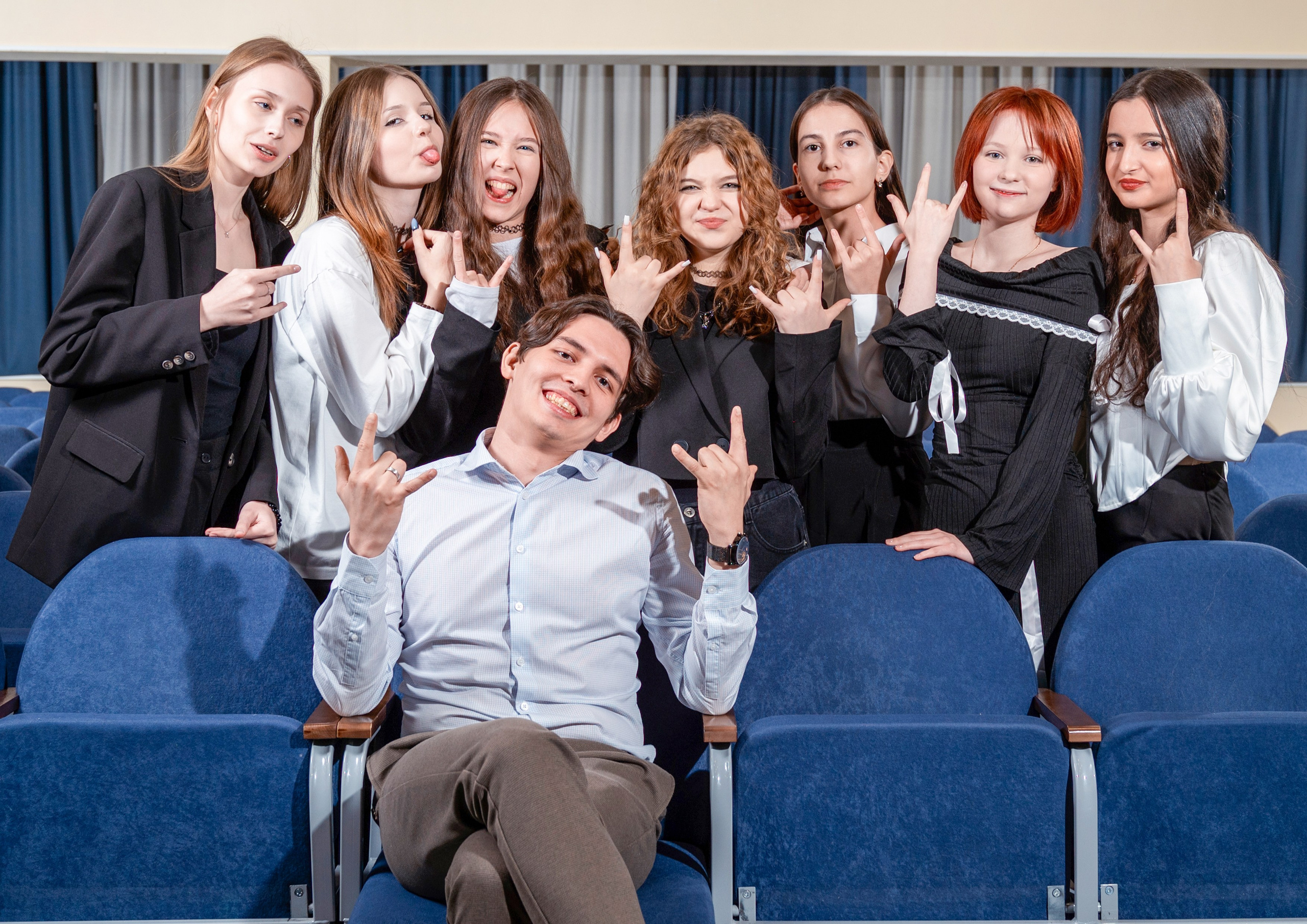 Фотографии старшеклассников для выпускных альбомов Нижневартовск | Портфолио. AR-t студия «Альбом+», г. Нижневартовск