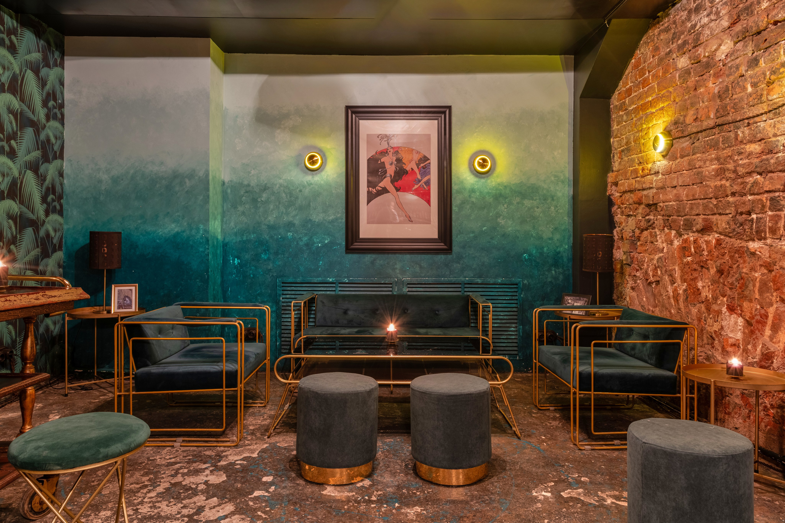Фотосъёмка lounge-зоны ресторана с мягкими диванами, кирпичными стенами и акцентной бирюзовой отделкой
