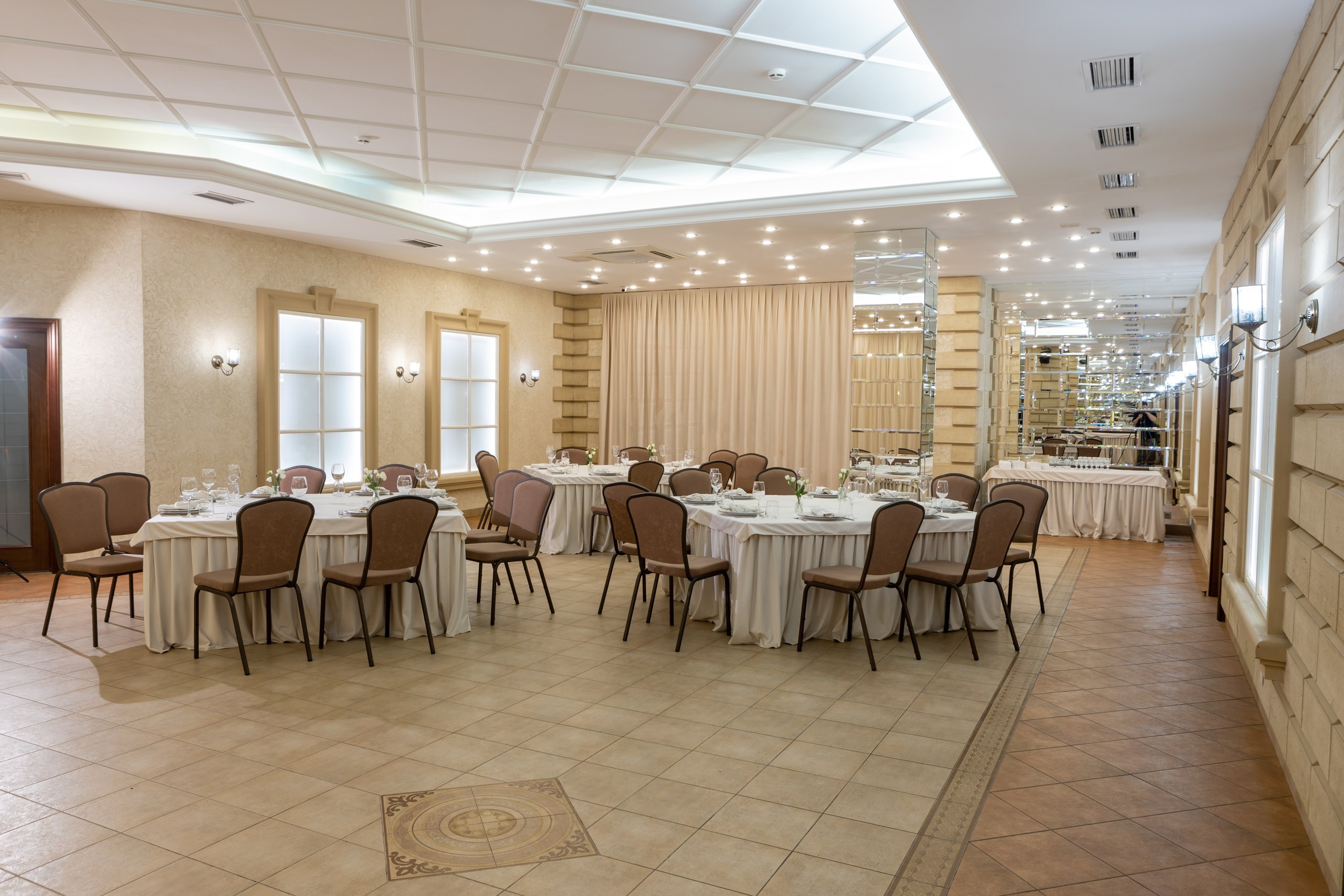 Банкетный зал ресторана Дача. Фотограф в Оренбурге. Профессиональный фотограф