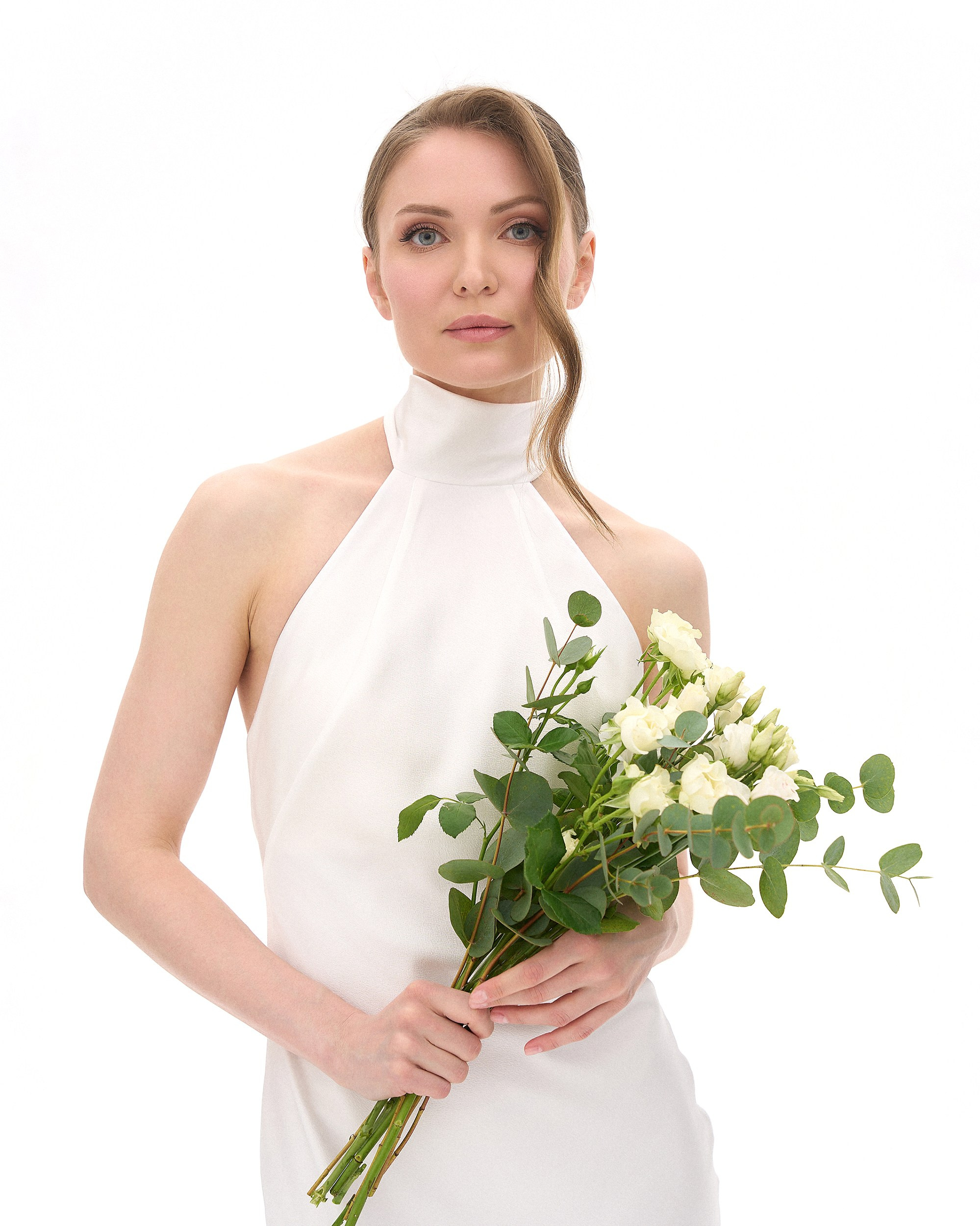 Невеста в струящемся шелковом платье на белом фоне студии, классический портрет, свадебная съемка в минималистичном стиле, фотограф Дмитрий Цветков, Санкт-Петербург