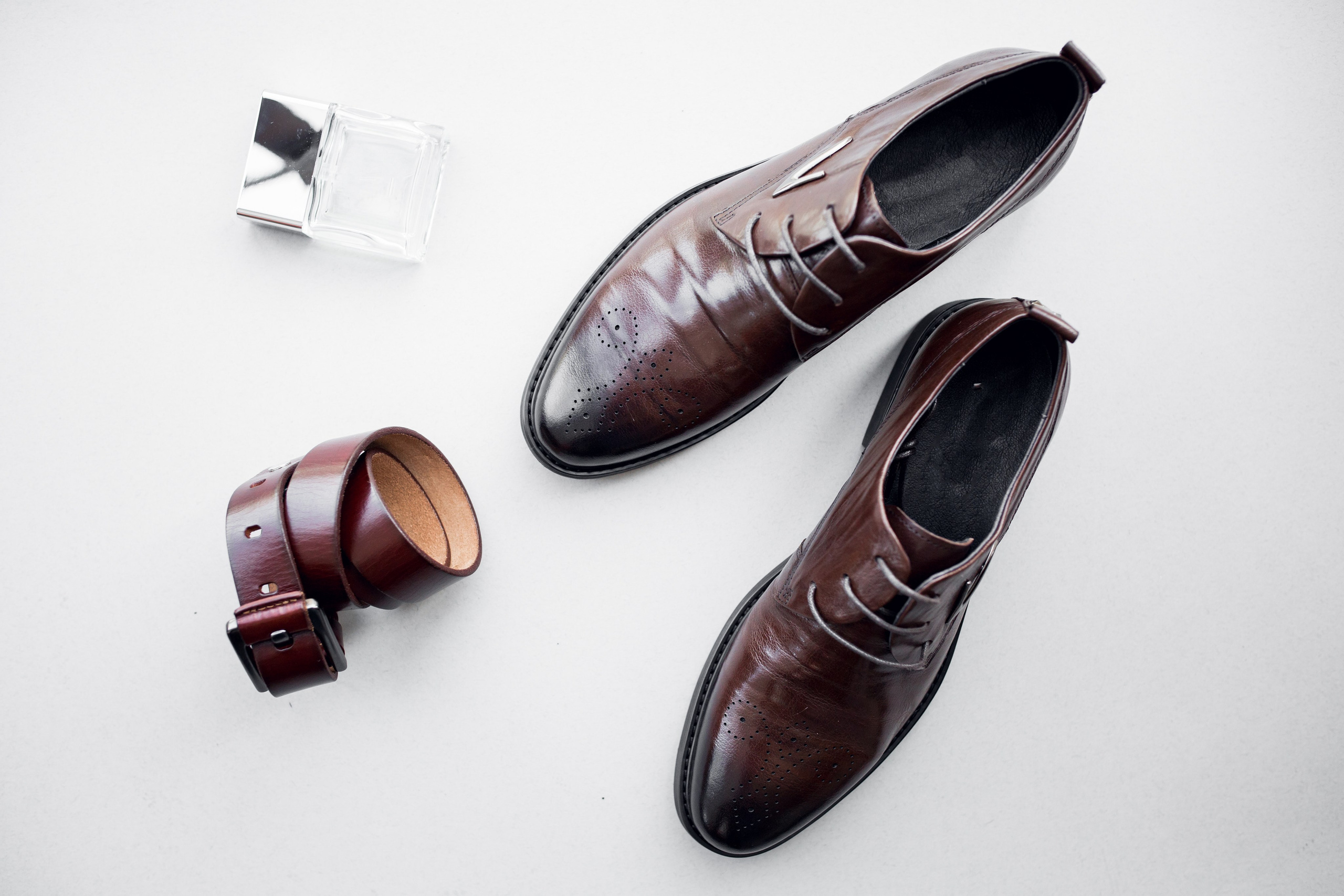 Предметное фото обуви - стильные и удобные аксессуары, чтобы выглядеть безупречно в любой ситуации.