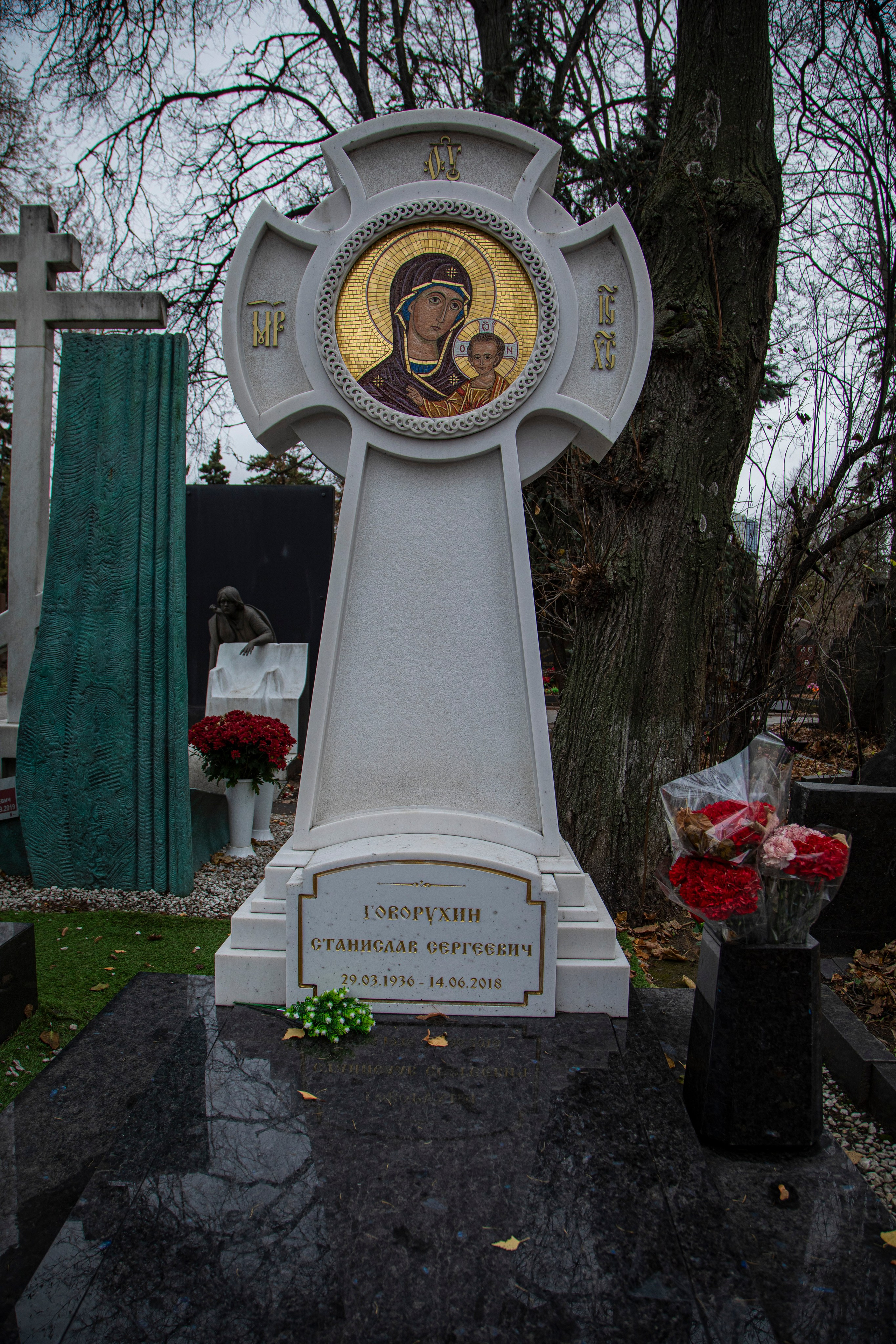 Осенняя прогулка по Новодевичьему кладбищу. Фотограф Сергей Ловкий