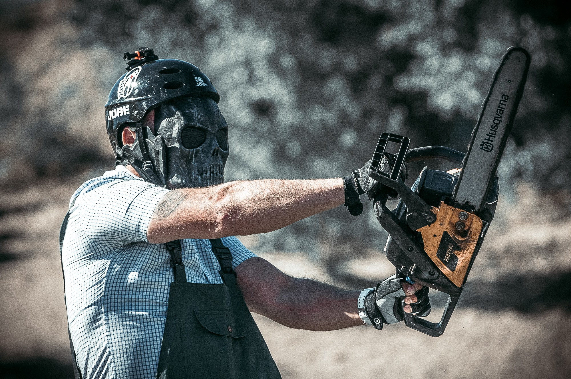 Маньяк в маске с бензопилой в руках