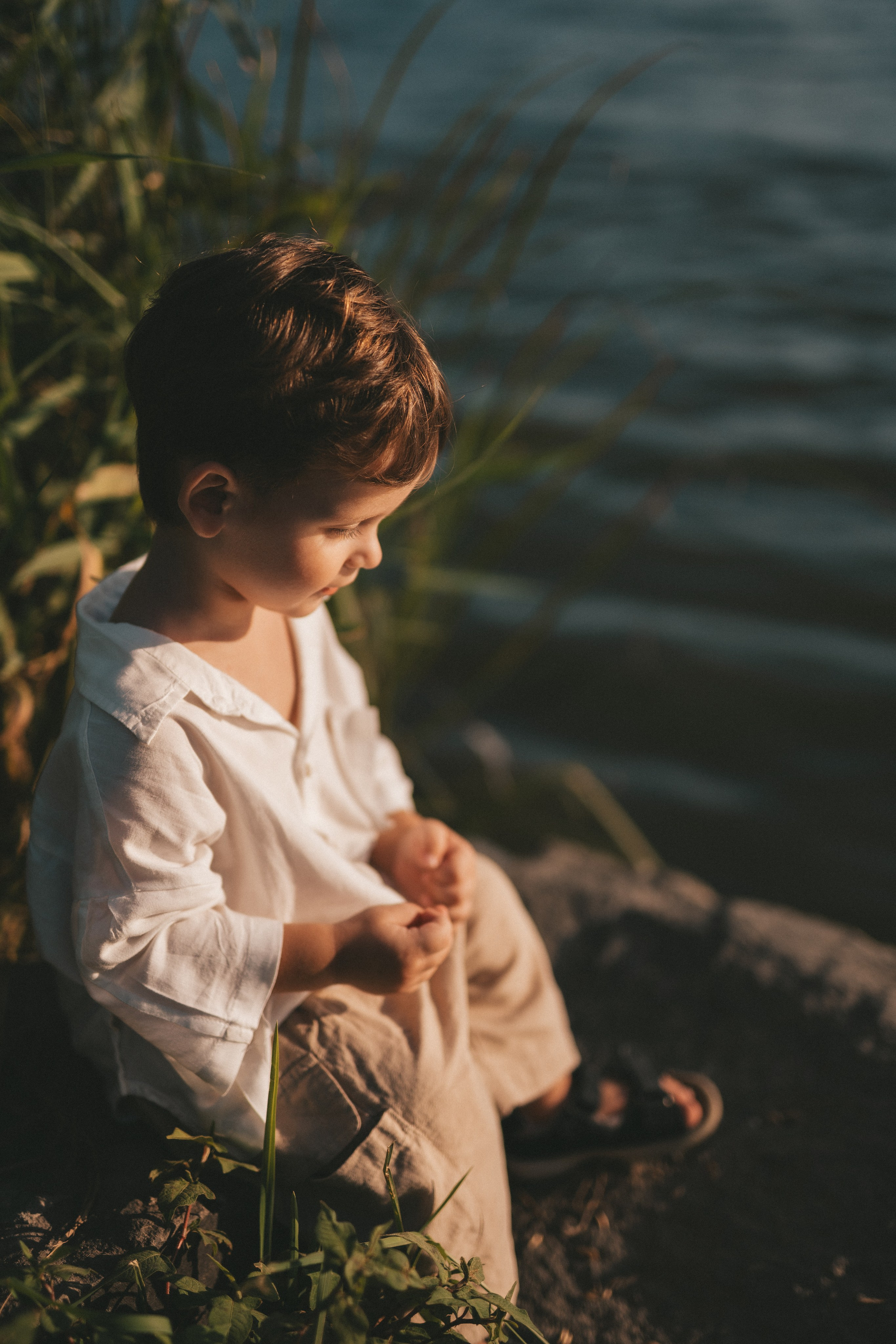 фотография мальчика на берегу озера