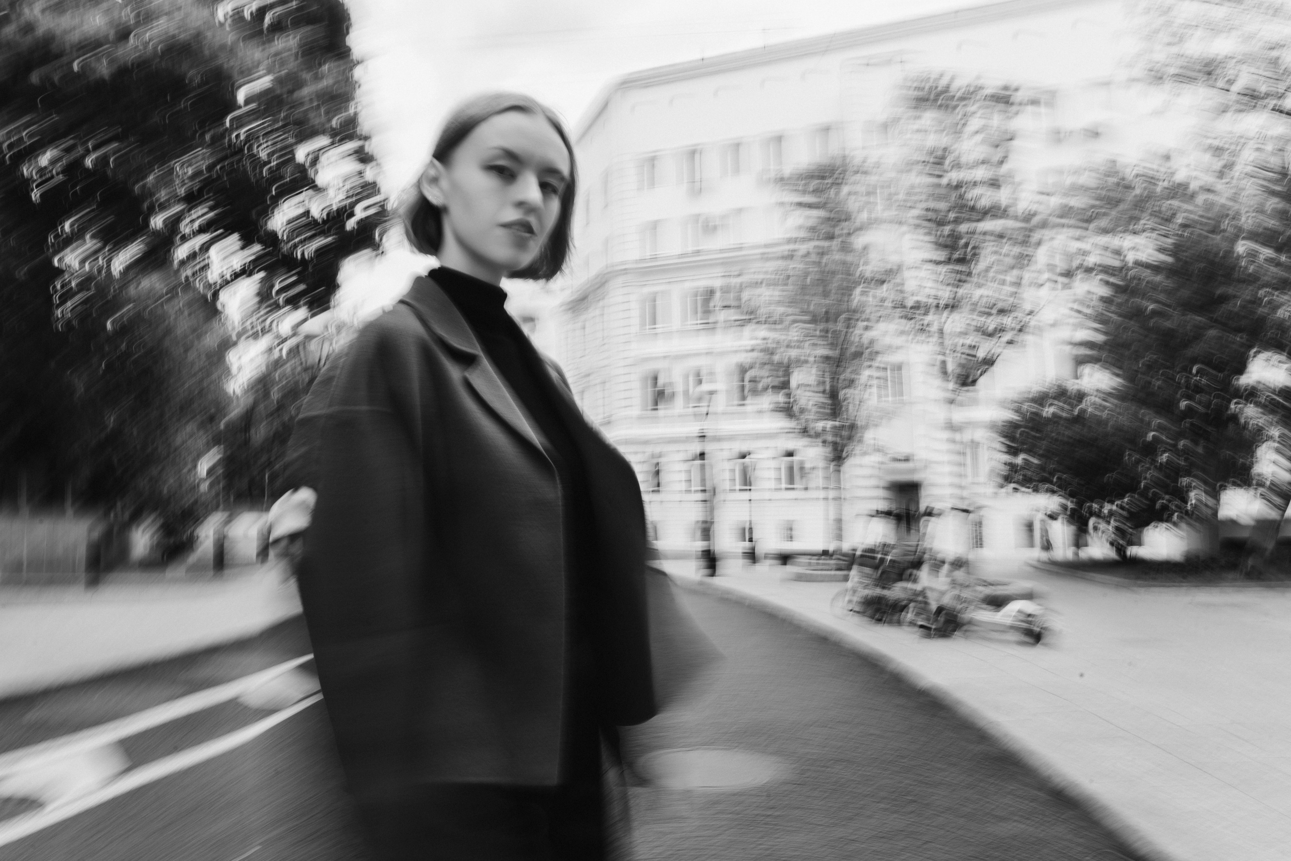 Фотосессия в строгом стиле для девушки в пиджаке, фотограф Москва