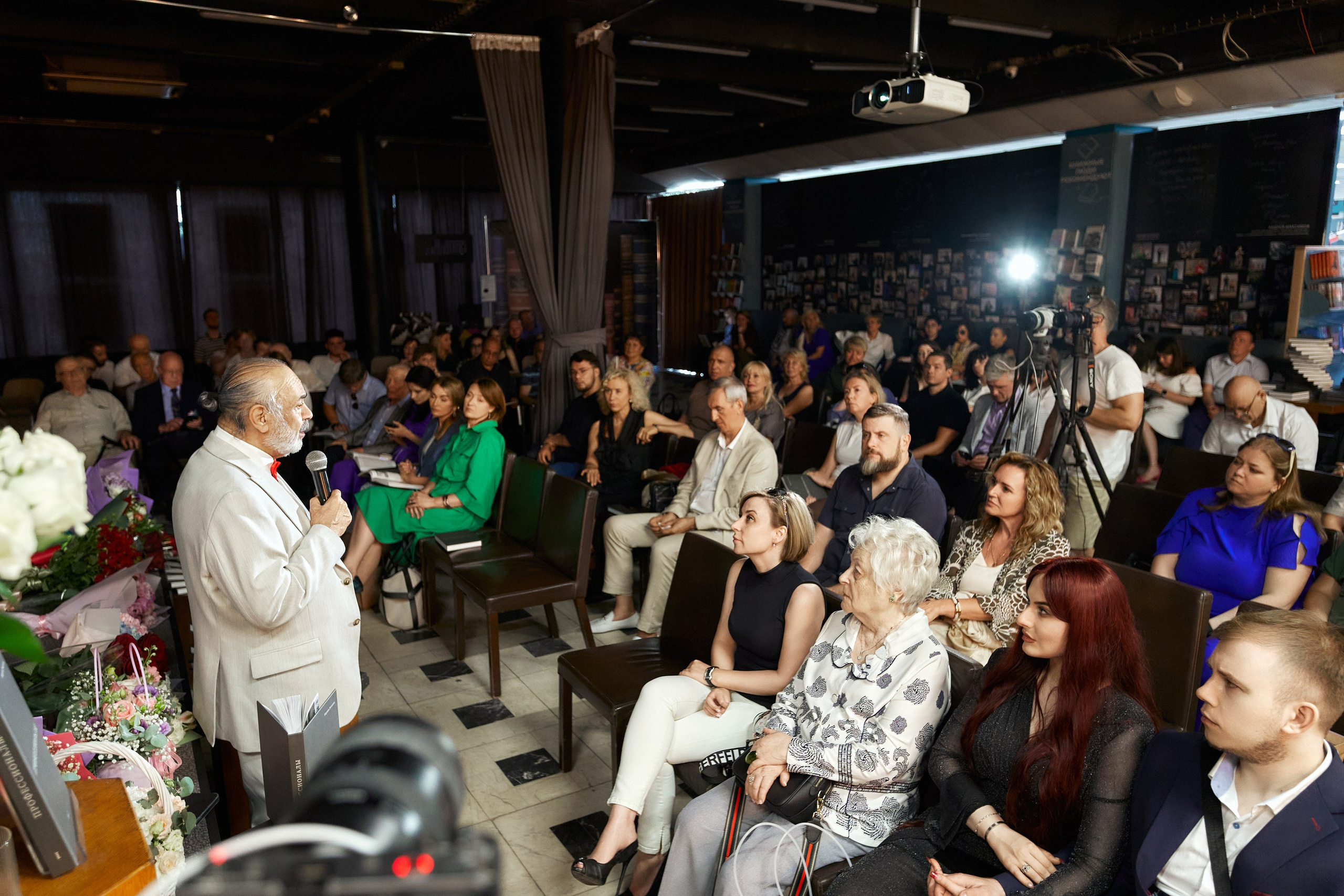 Презентация книги «Профессионалы» в Московском доме книги на Арбате. Александр Падежов — фотограф в Москве | Репортаж, бизнес, студия, свадьбы, семья