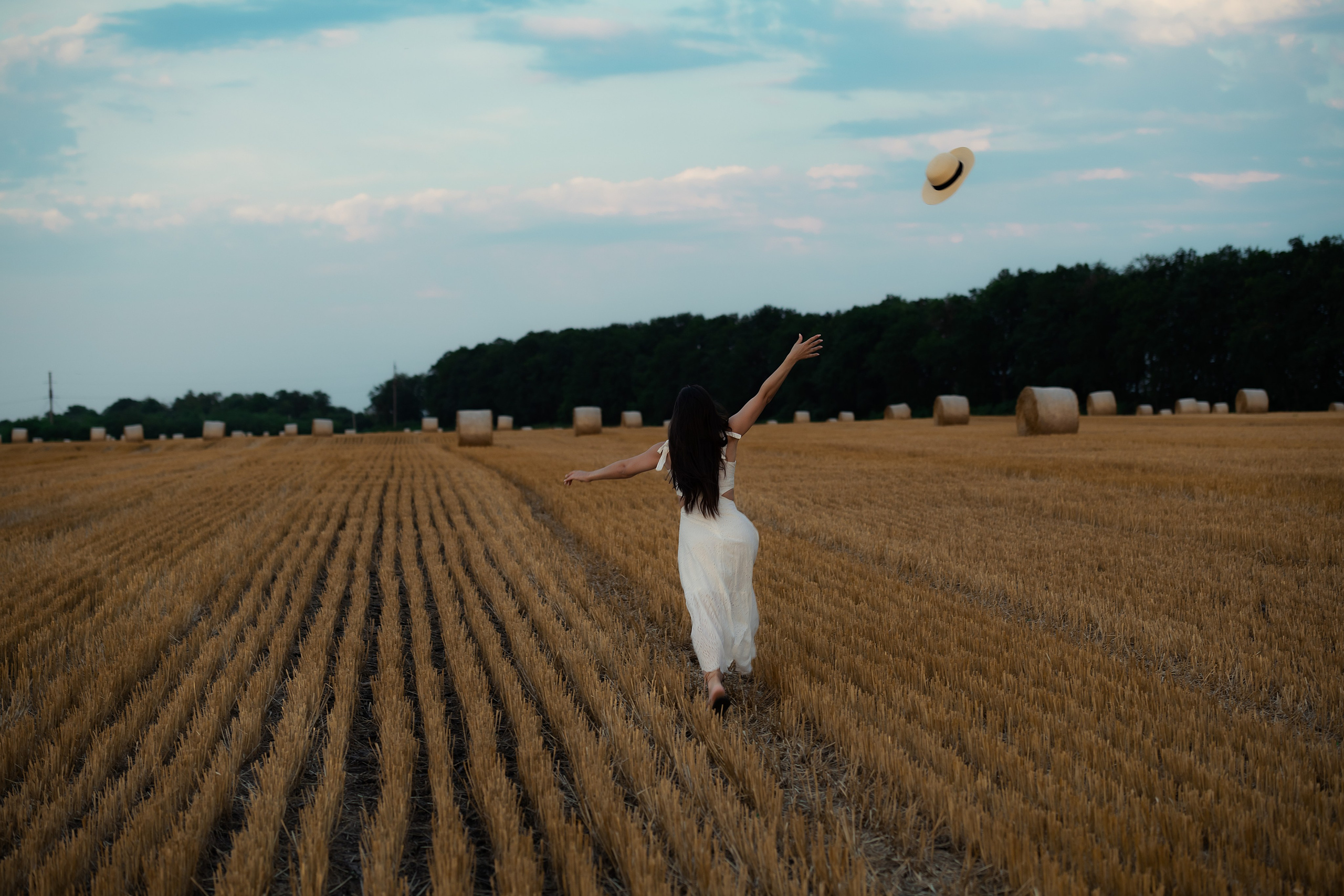 Фотосессия Ирина в поле со стогами. Портретный фотограф в Краснодаре Евгений Карпов
