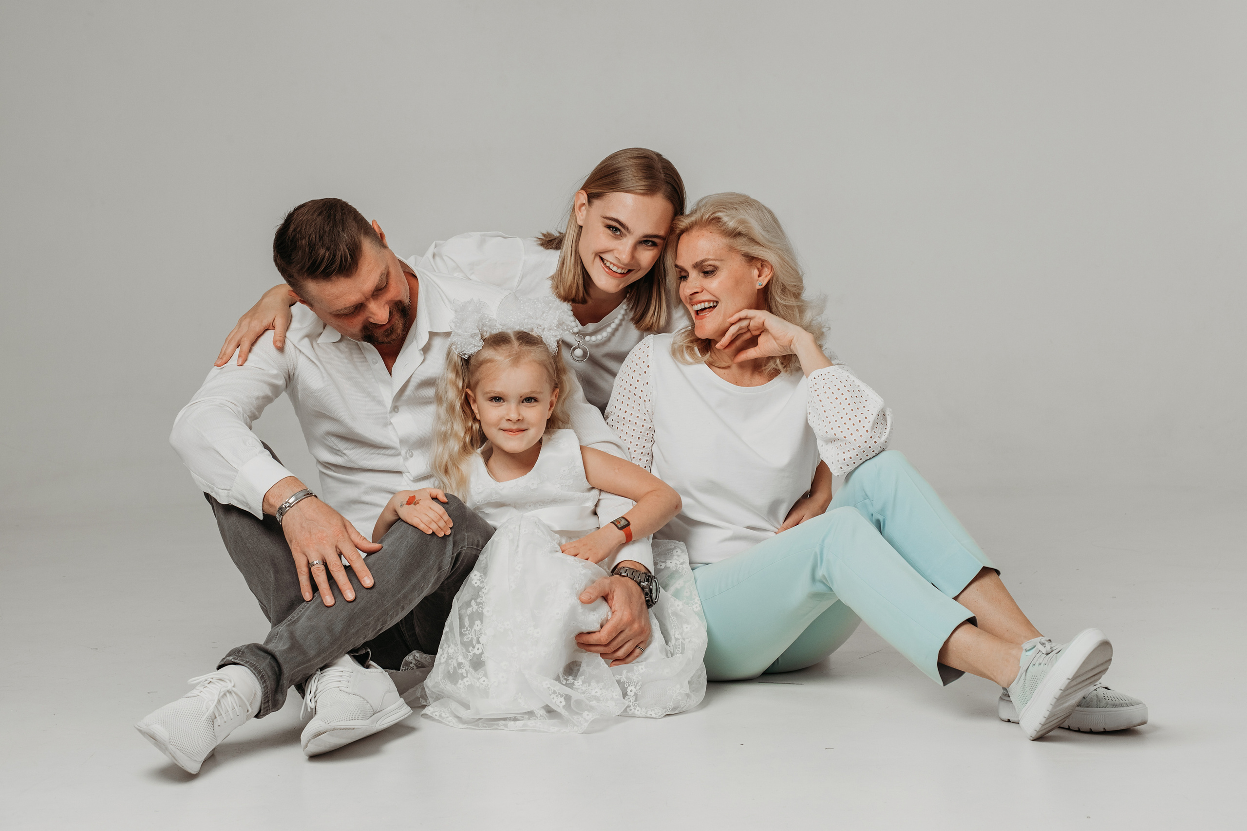Семейная съёмка в студии. Минималистично, красиво. Фотограф Сочи Татьяна Зорина