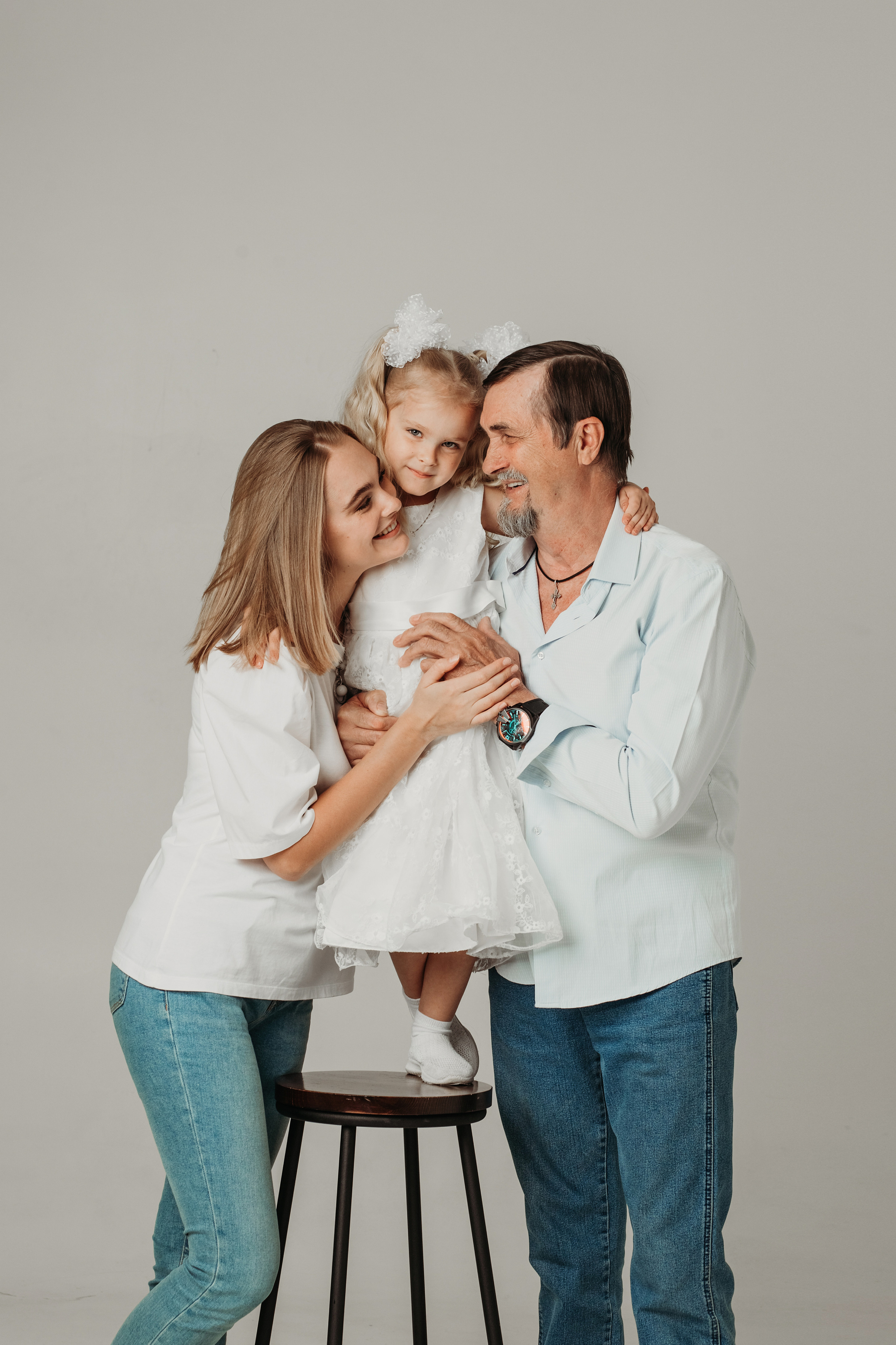 Семейная съёмка в студии. Минималистично, красиво. Фотограф Сочи Татьяна Зорина