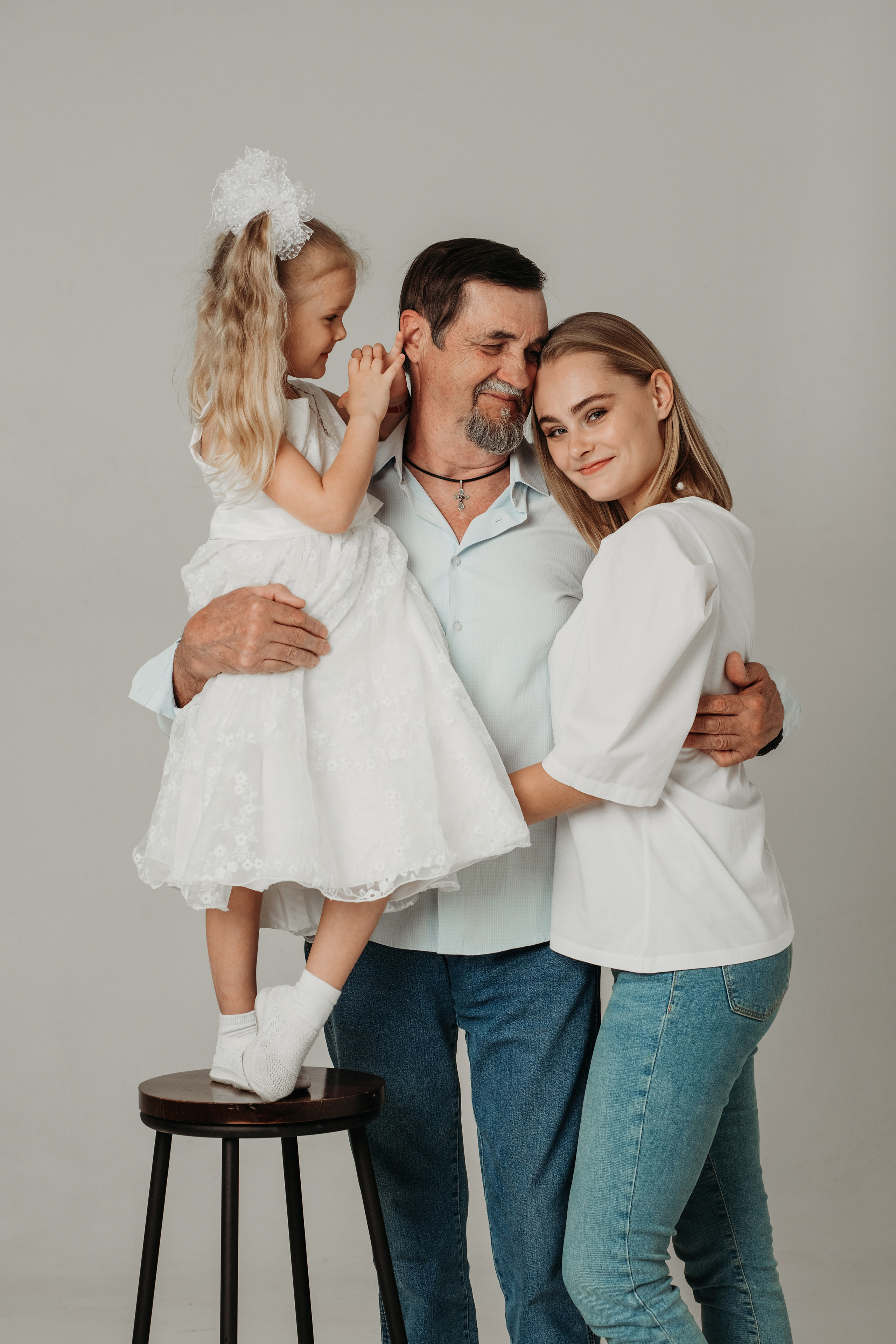 Семейная съёмка в студии. Минималистично, красиво. Фотограф Сочи Татьяна Зорина