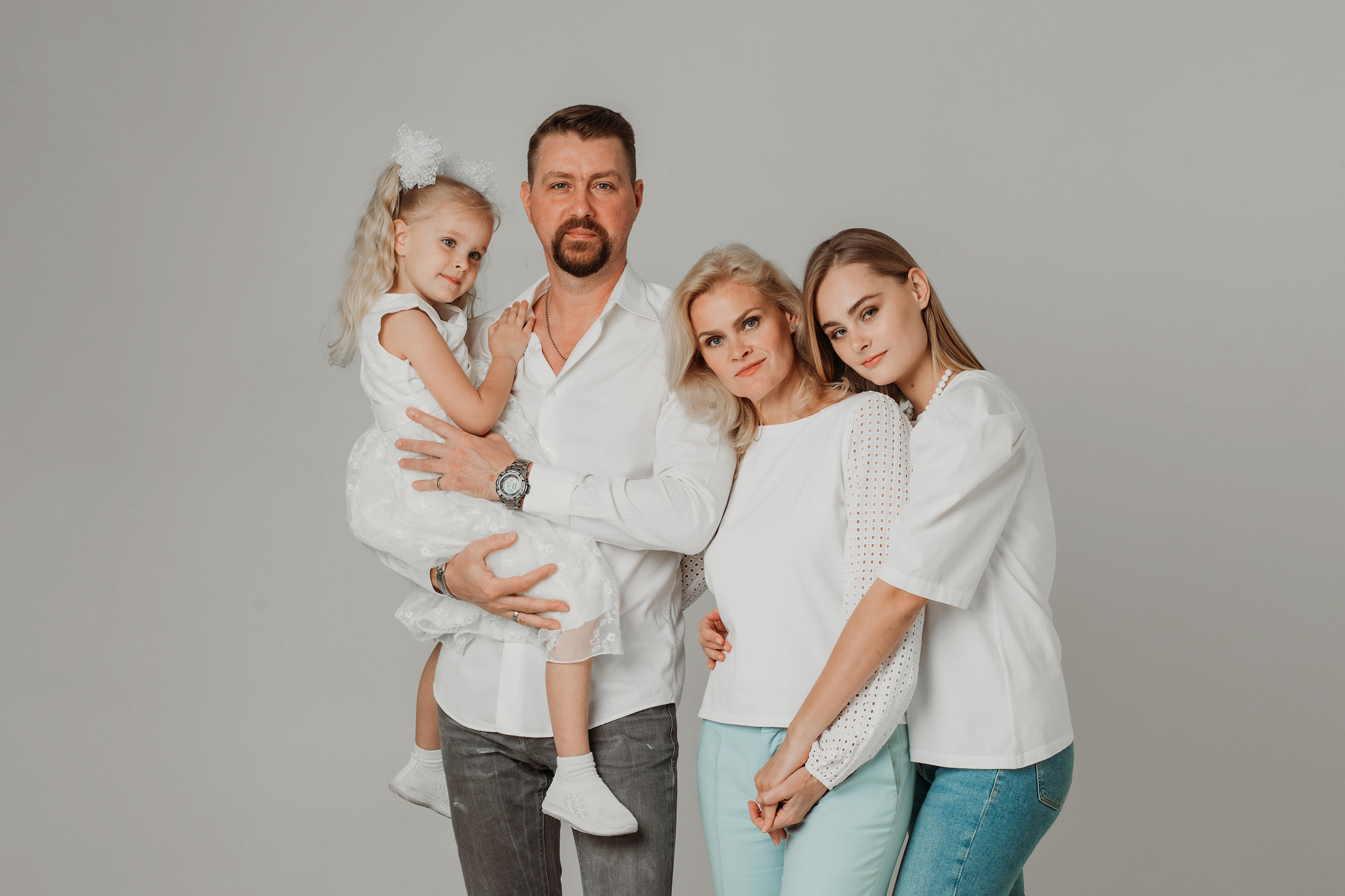 Семейная съёмка в студии. Минималистично, красиво. Фотограф Сочи Татьяна Зорина