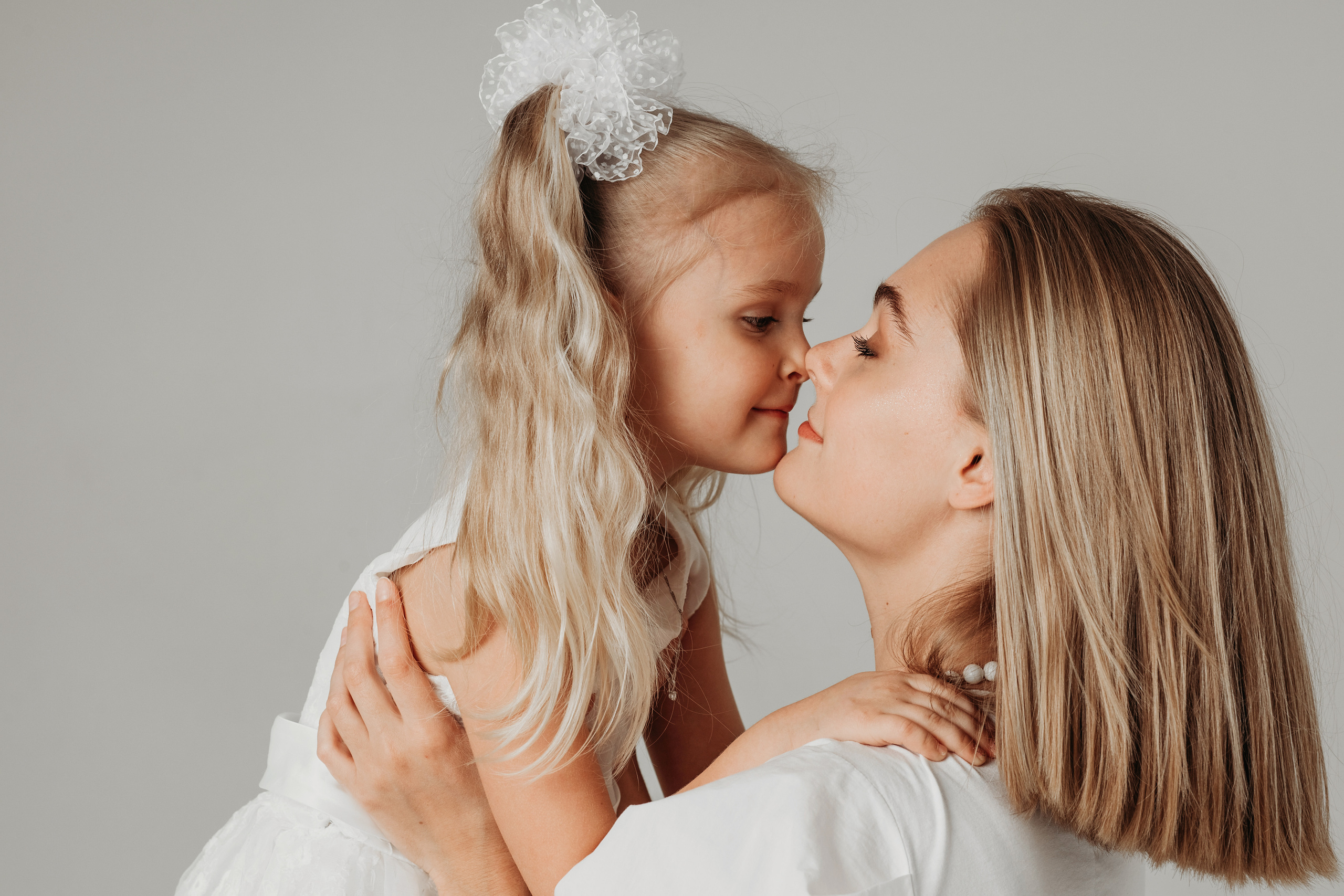 Семейная съёмка в студии. Минималистично, красиво. Фотограф Сочи Татьяна Зорина